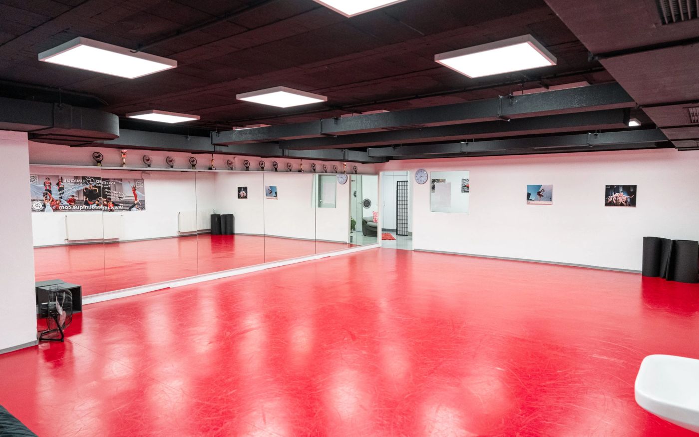 Red Floor in Mödling: Saal mit rotem Tanzboden und Spiegelwand
