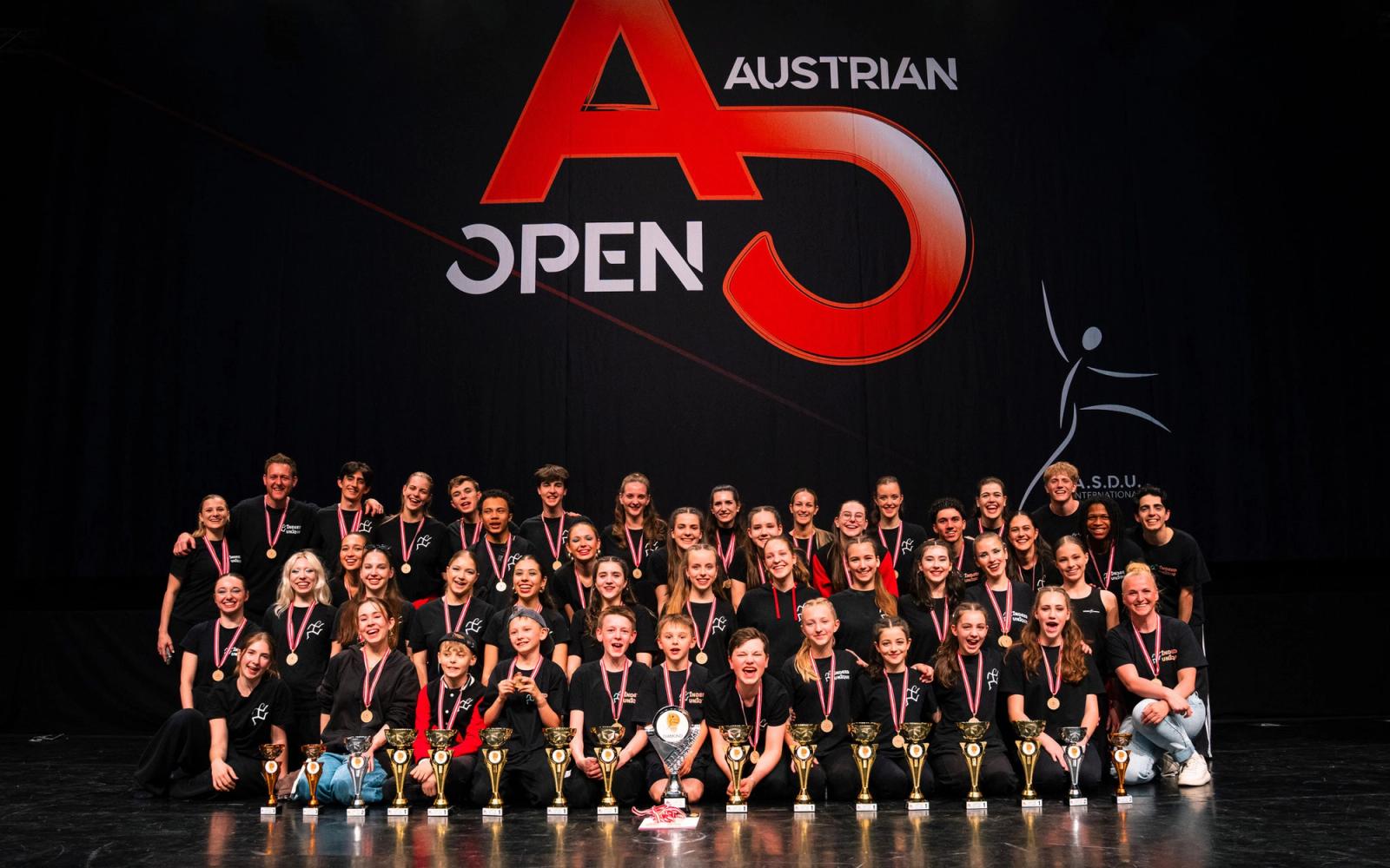 Das Indeed Unique Team mit Medaillen und Pokalen bei den Austrian Open