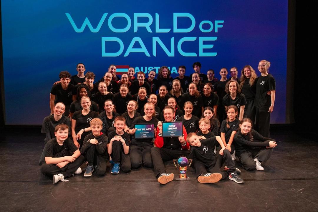 Das Indeed Unique Team mit seinen Awards bei World of Dance Austria