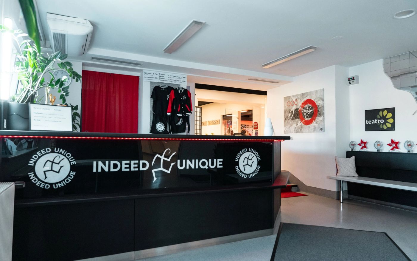 Rezeption im Studio Mödling mit Indeed-Unique-Schriftzug
