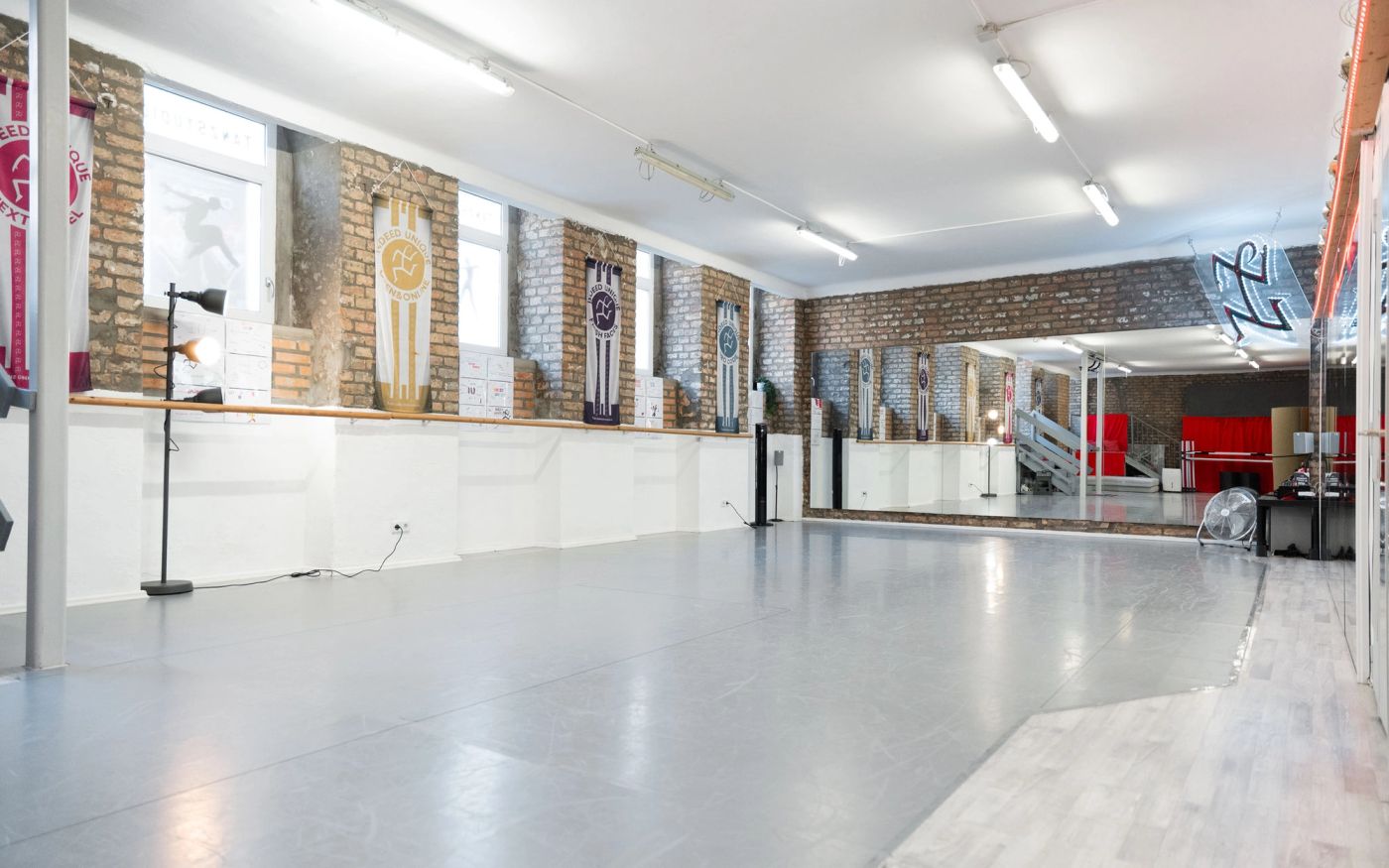 Studio „Unique“: Fensterseite mit Ballettstange und Bannern
