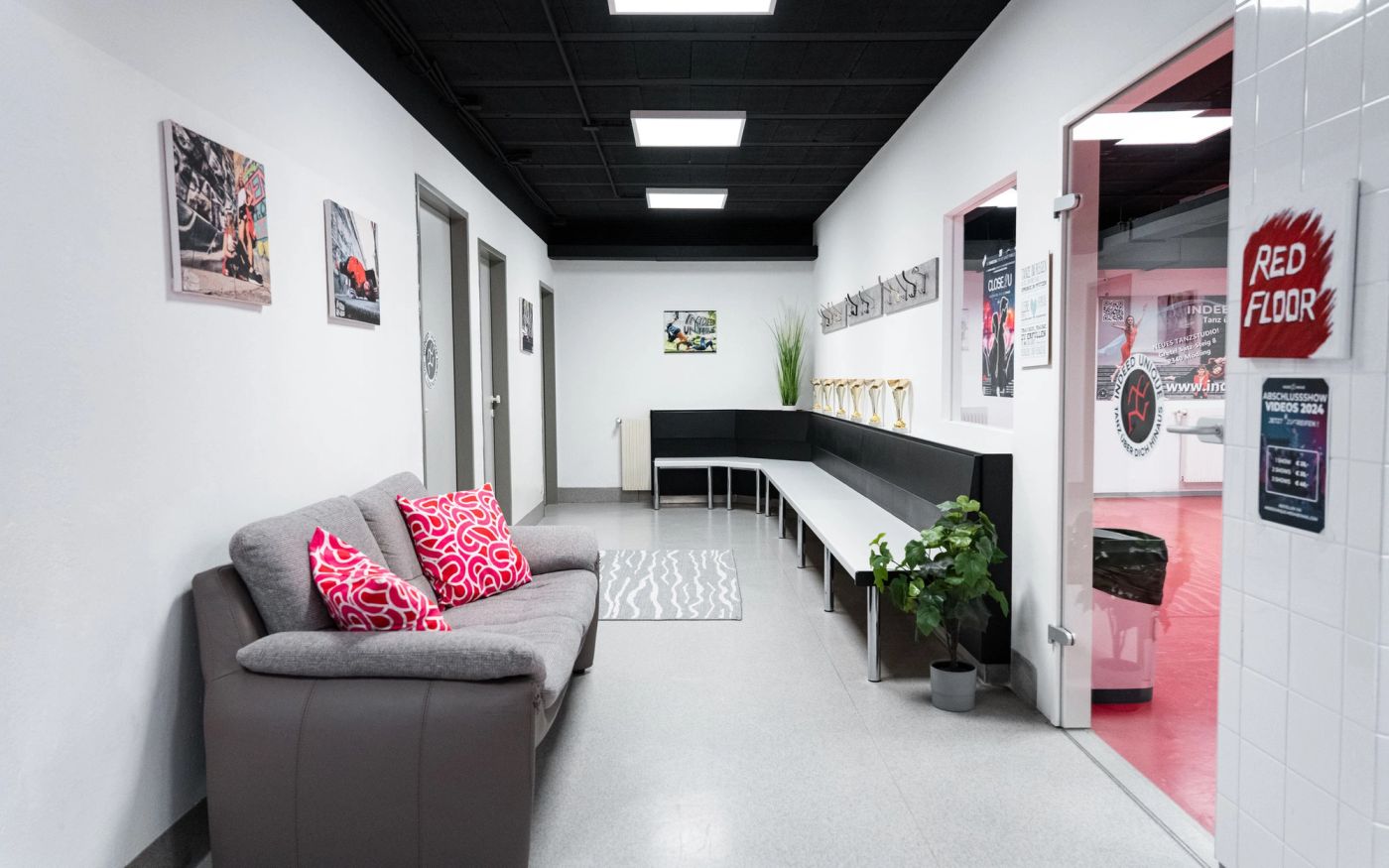 Gang mit Sofa und Sitzbank, rechts der Eingang zum Red Floor