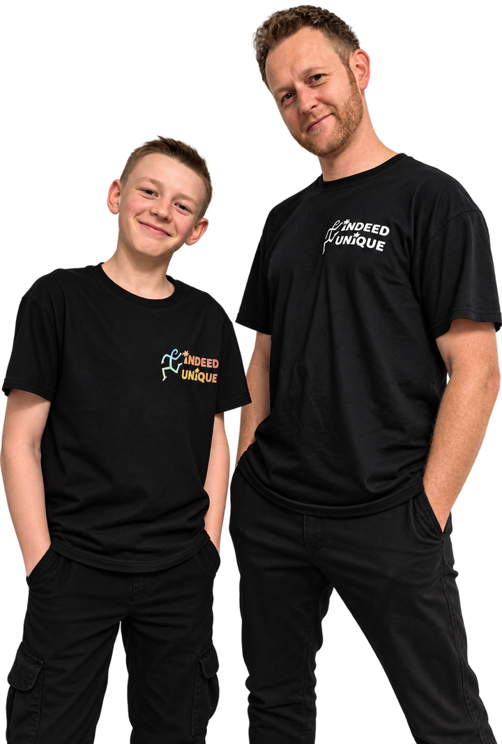 Vater und Sohn in schwarzen Shirts mit Schriftzug auf der Brust – einmal farbig, einmal weiß