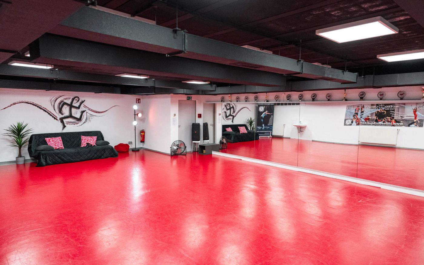 Red Floor: roter Tanzboden, Sofa und Wandgrafik