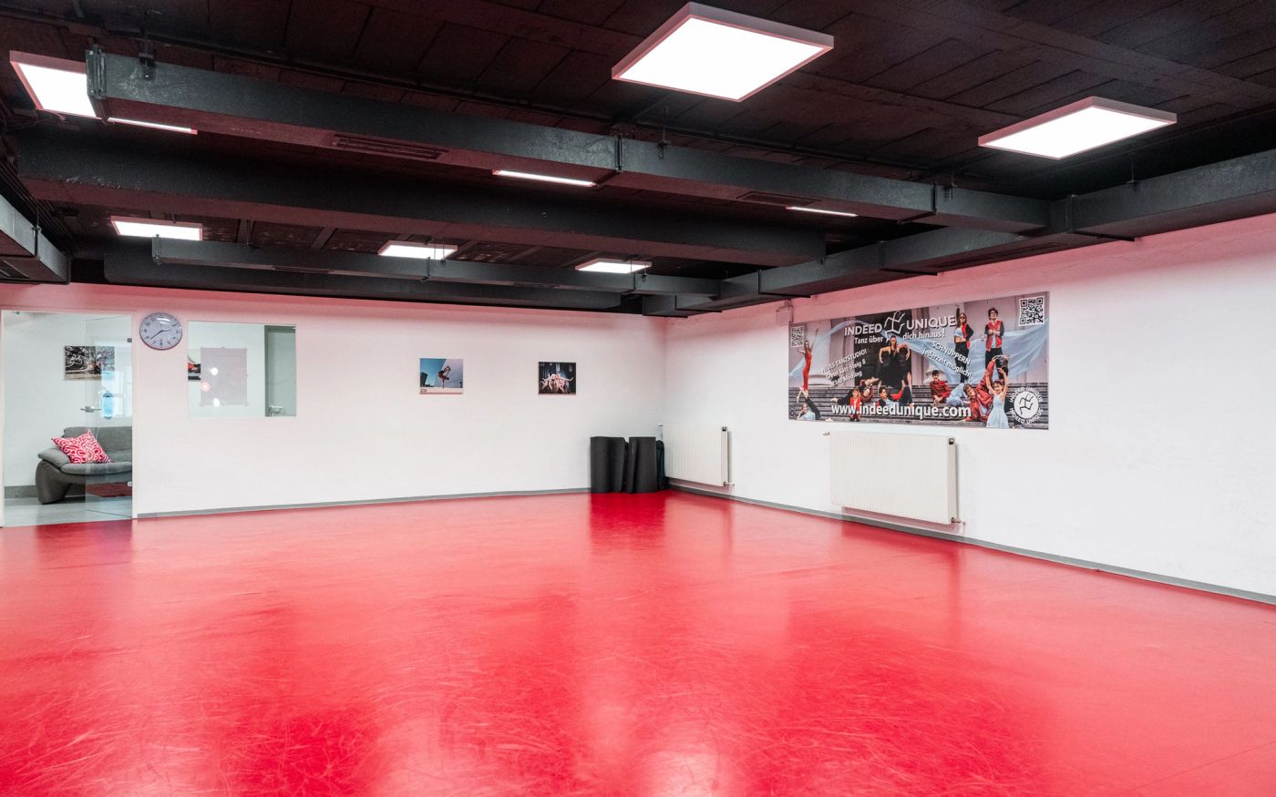 Red Floor: Blick über den roten Tanzboden zur Fensterseite