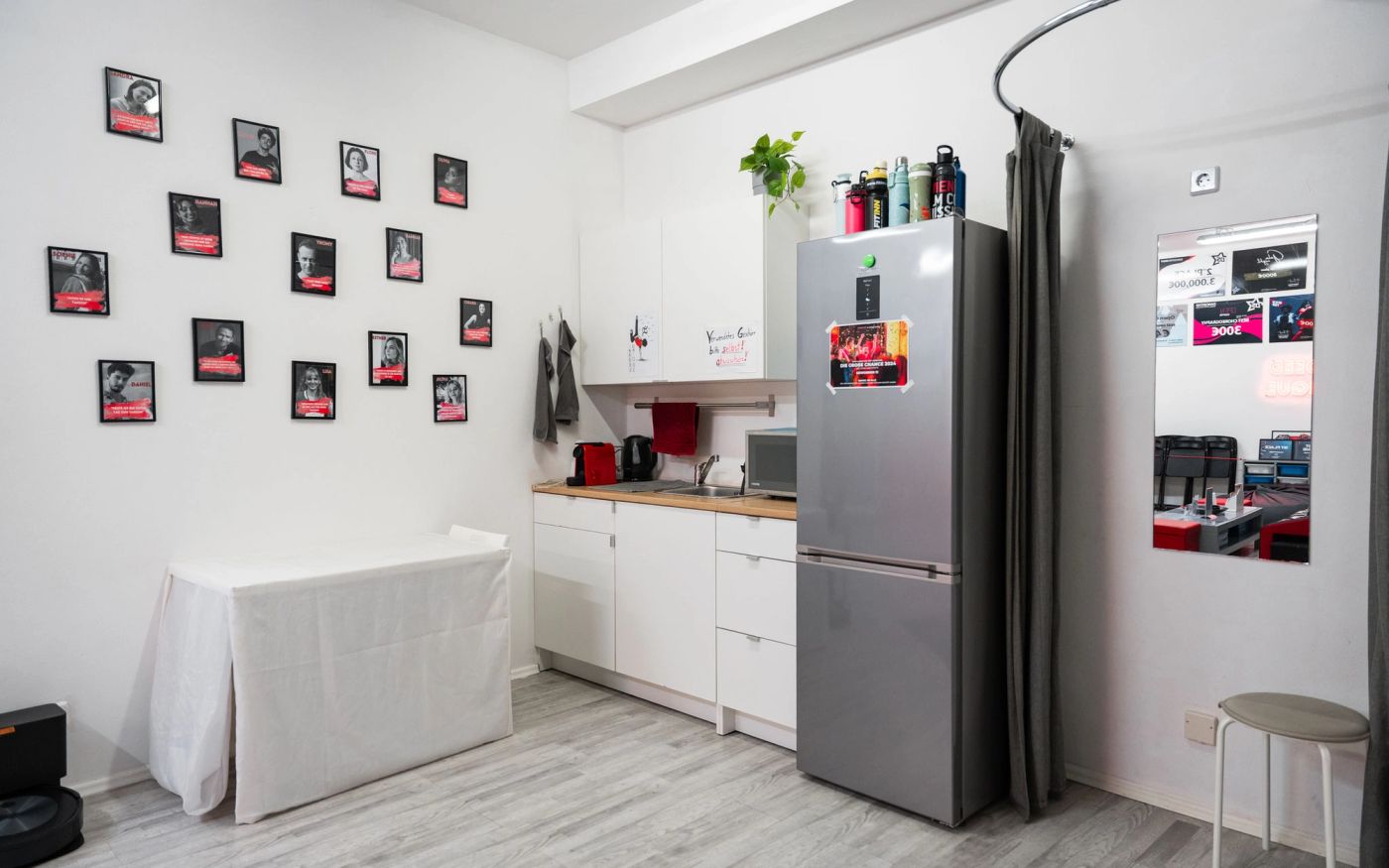 Küchenzeile mit Kühlschrank und Umkleidekabine