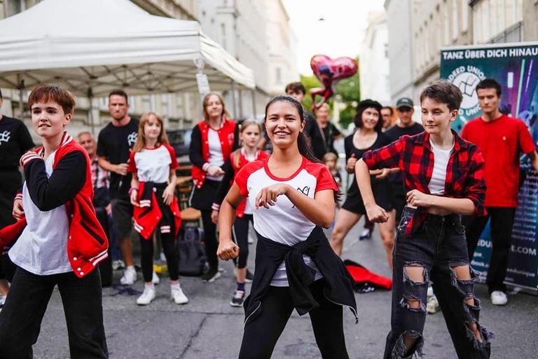 Foto zum Beitrag „SHOW beim Reindorfgassenfest 2021“