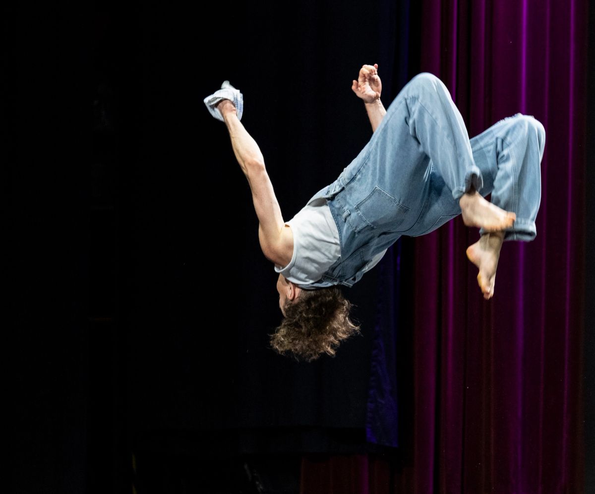 ACROBATICS FANATICS bei Indeed Unique