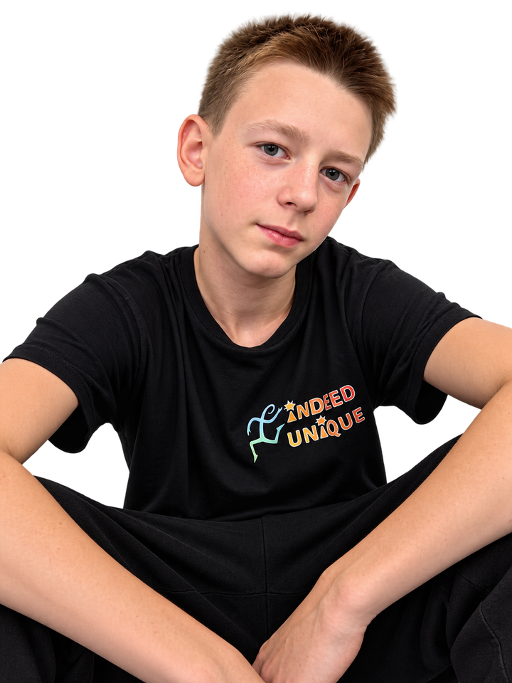 Junge im schwarzen Shirt mit farbigem Schriftzug auf der Brust