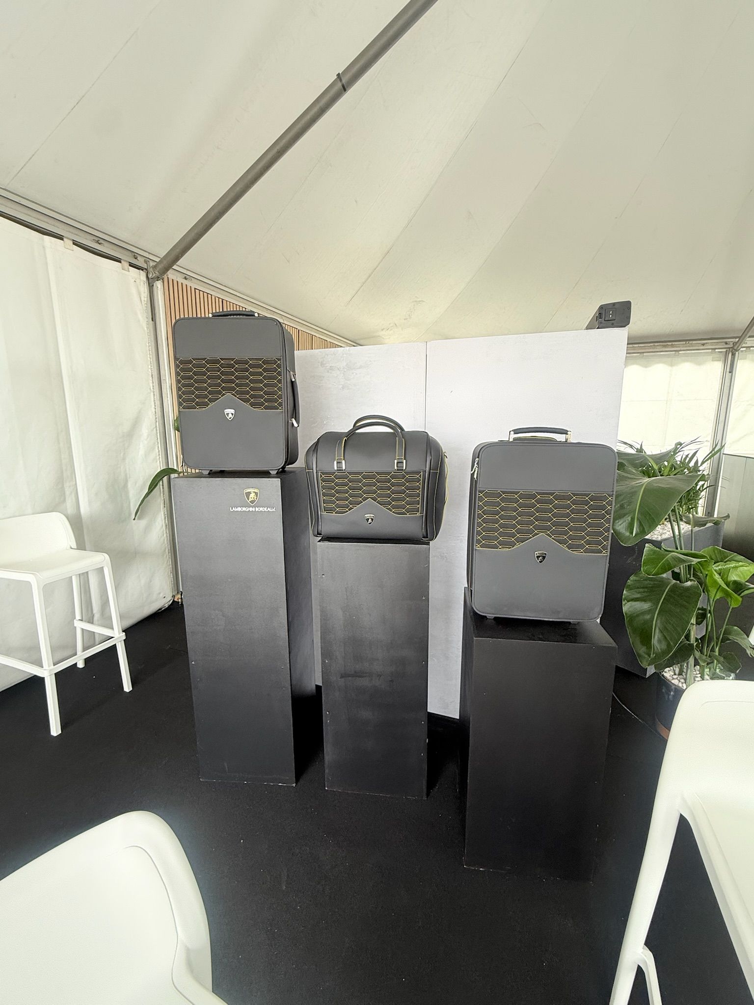 500 Ferrari, stand Lamborghini avec mobilier, décoration et aménagement événementiel haut de gamme.