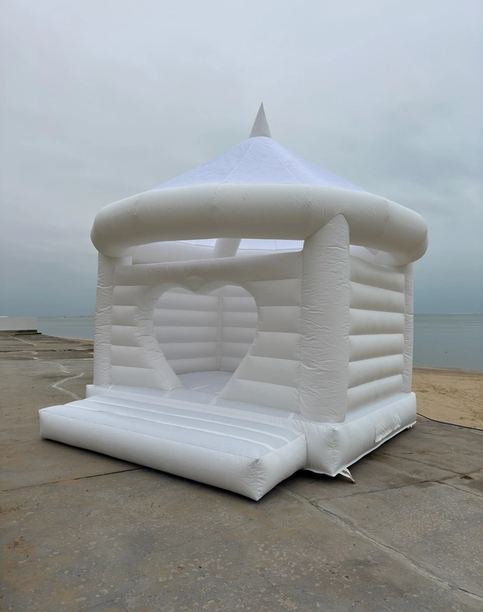 Structure gonflable en forme de coeur