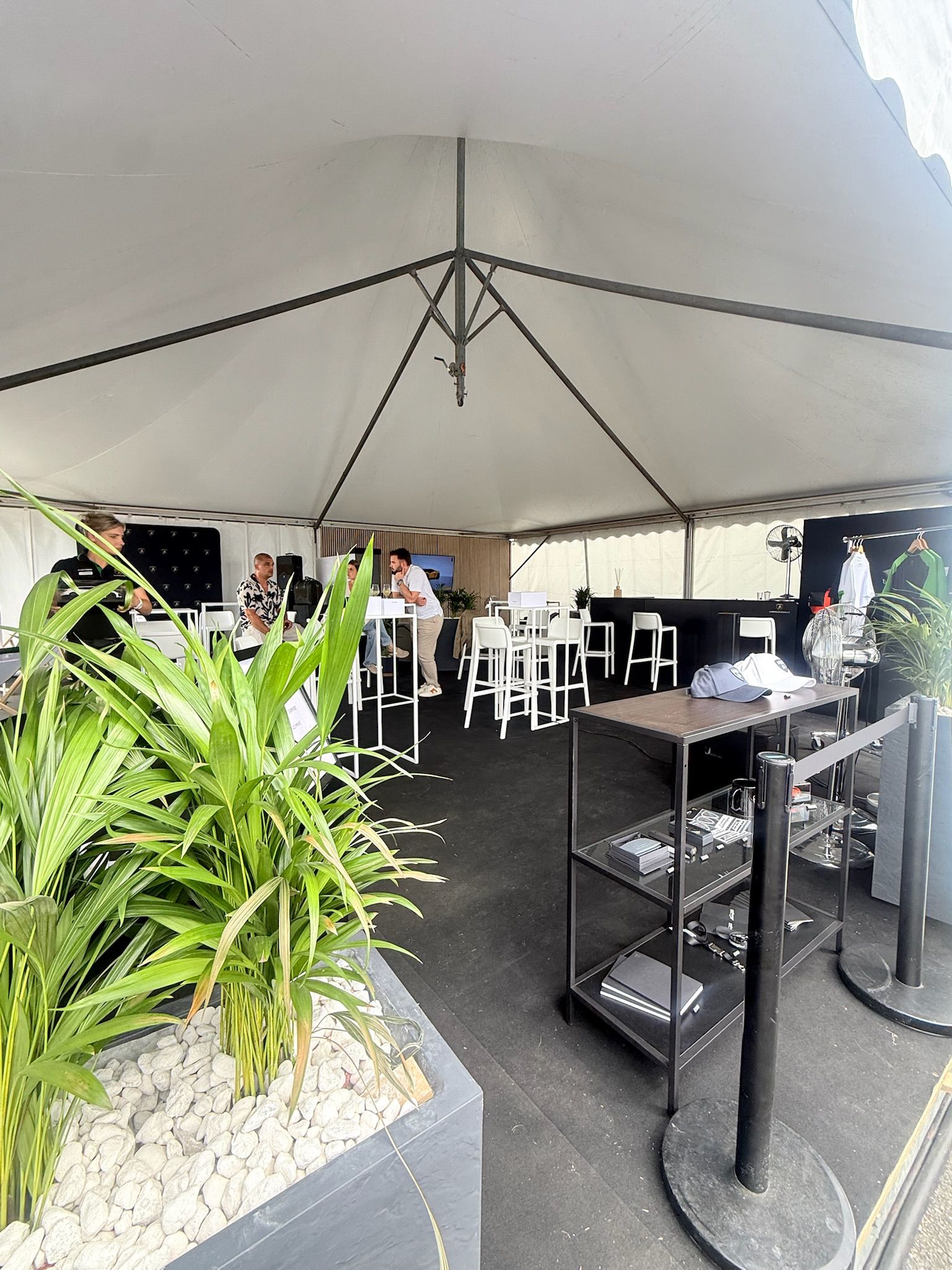 500 Ferrari, stand Lamborghini avec mobilier, décoration et aménagement événementiel haut de gamme.