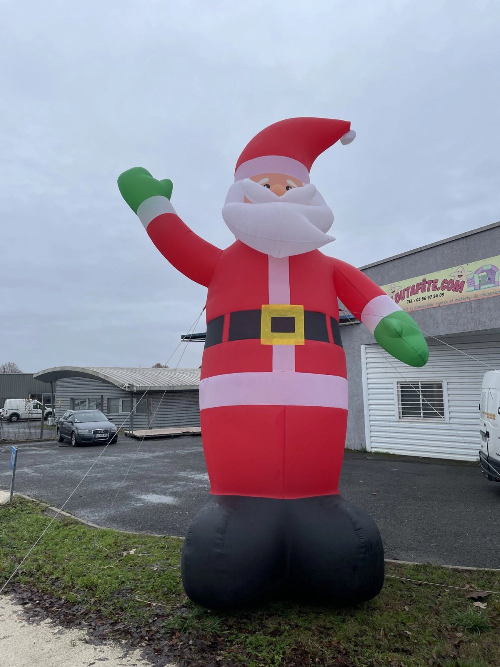 Père Noël géant avec gonflage automatique