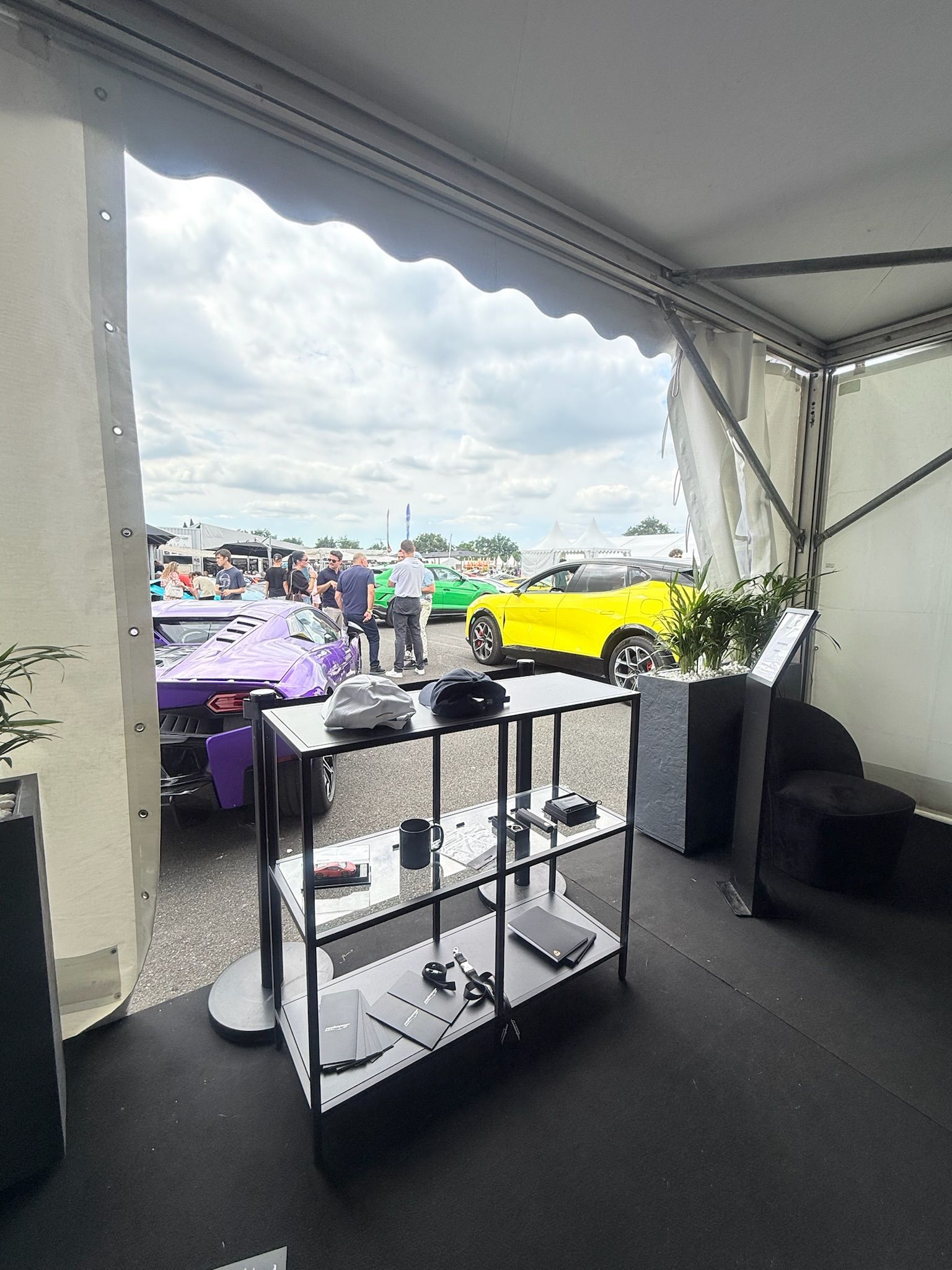 500 Ferrari, stand Lamborghini avec mobilier, décoration et aménagement événementiel haut de gamme.