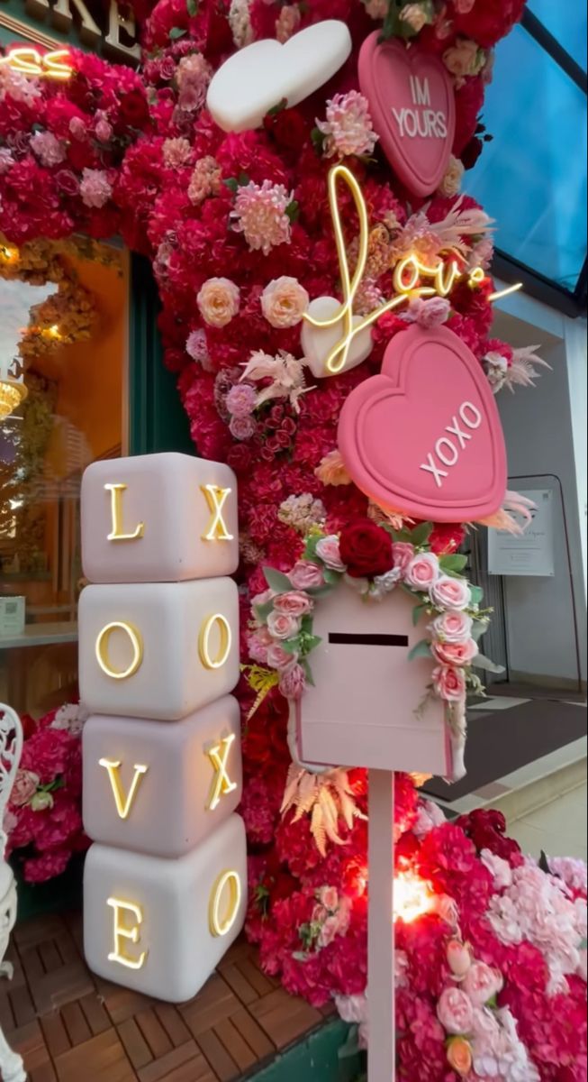 saint valentin decor vitrine bordeaux