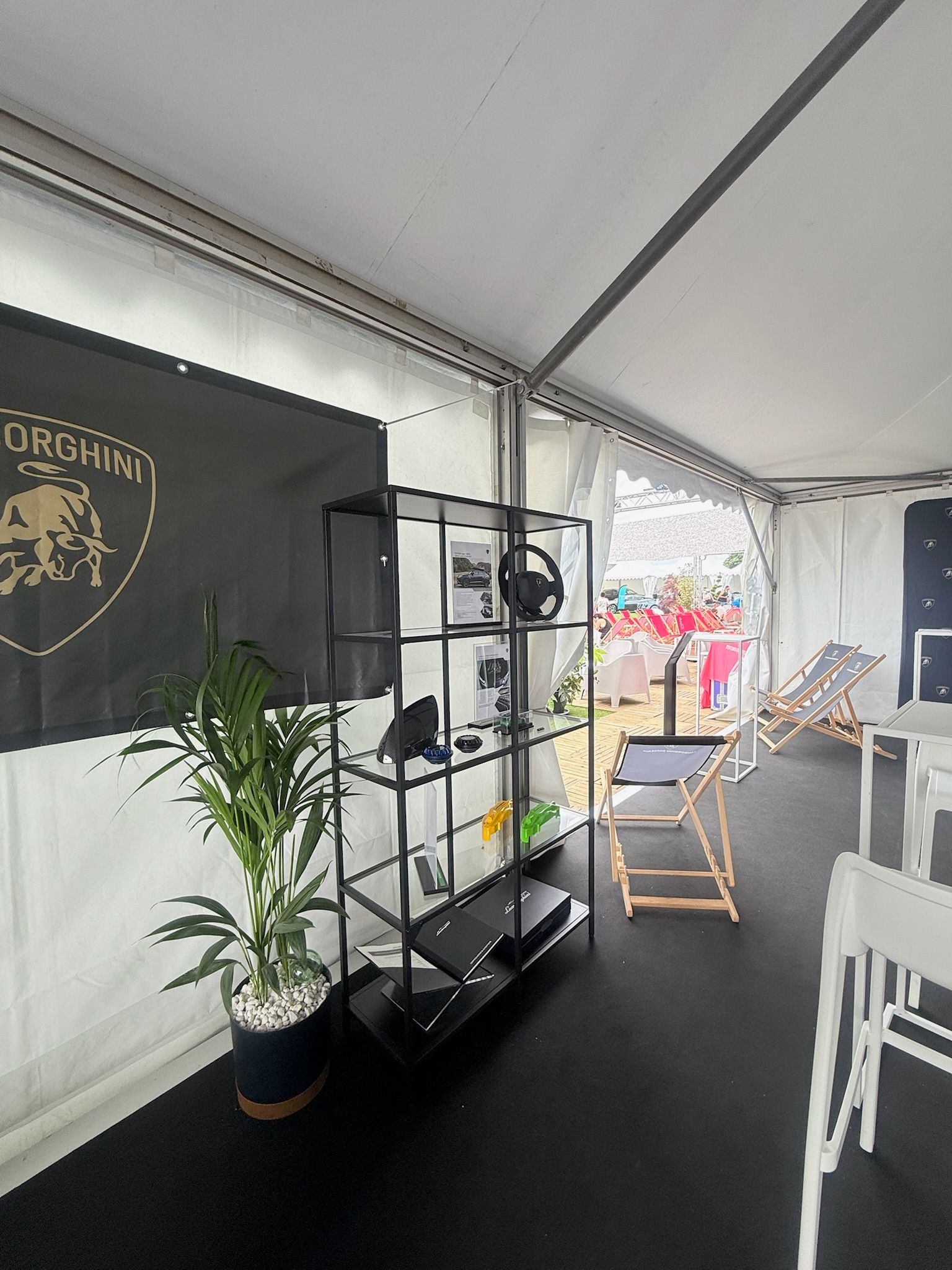 500 Ferrari, stand Lamborghini avec mobilier, décoration et aménagement événementiel haut de gamme.
