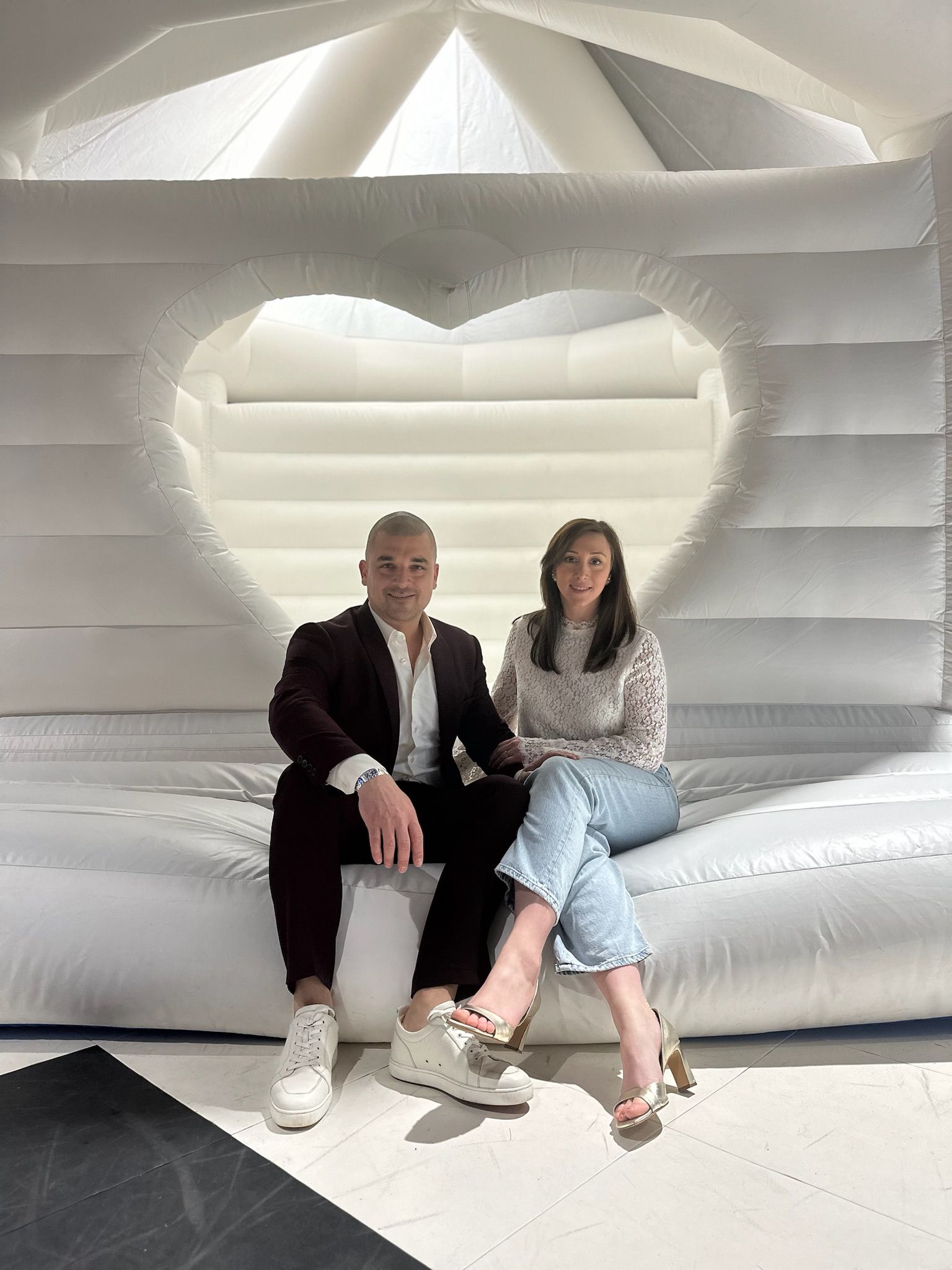 Samuel et Jessica, gérants de LOUTAFETE, dans un château gonflable cœur