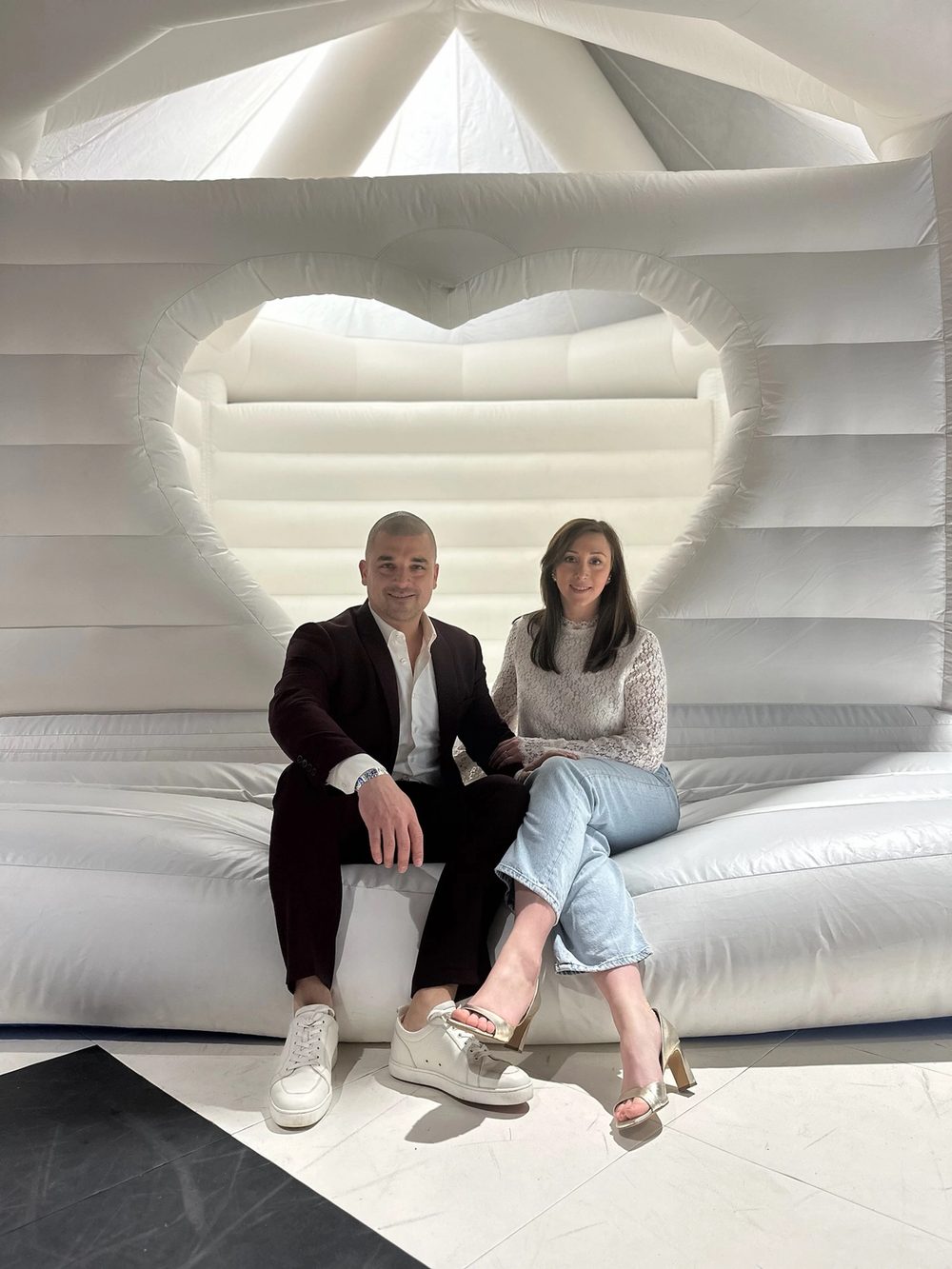 Samuel et Jessica, gérants de LOUTAFETE, dans un château gonflable cœur