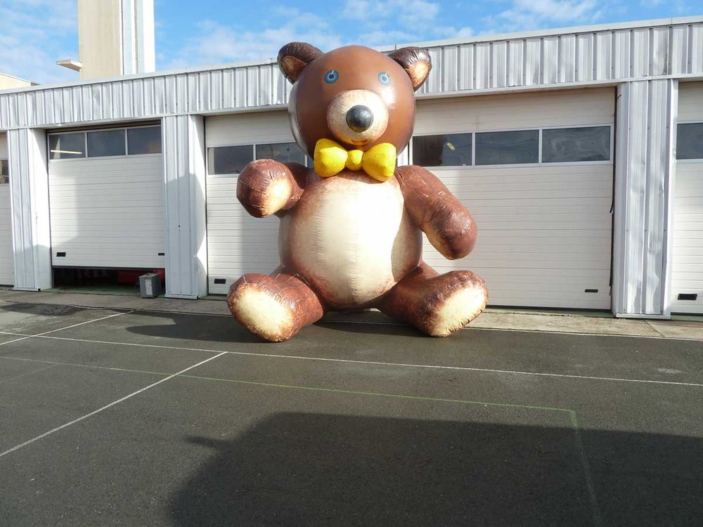 Ours géant gonflable