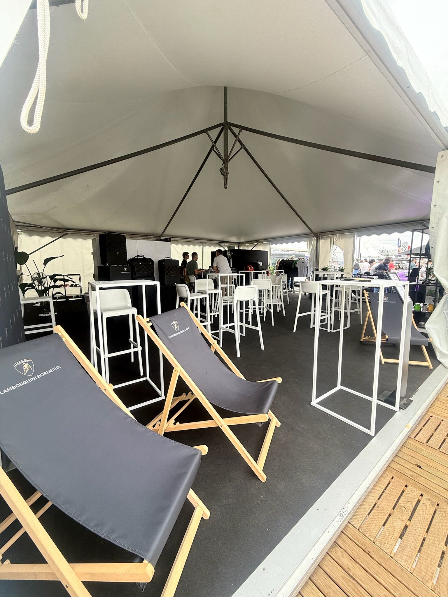 Stand Lamborghini Bordeaux conçu par LTF L'Agence lors de l'événement 500 Ferrari contre le cancer au circuit du Val de Vienne, avec mobilier, décoration et aménagement événementiel haut de gamme.