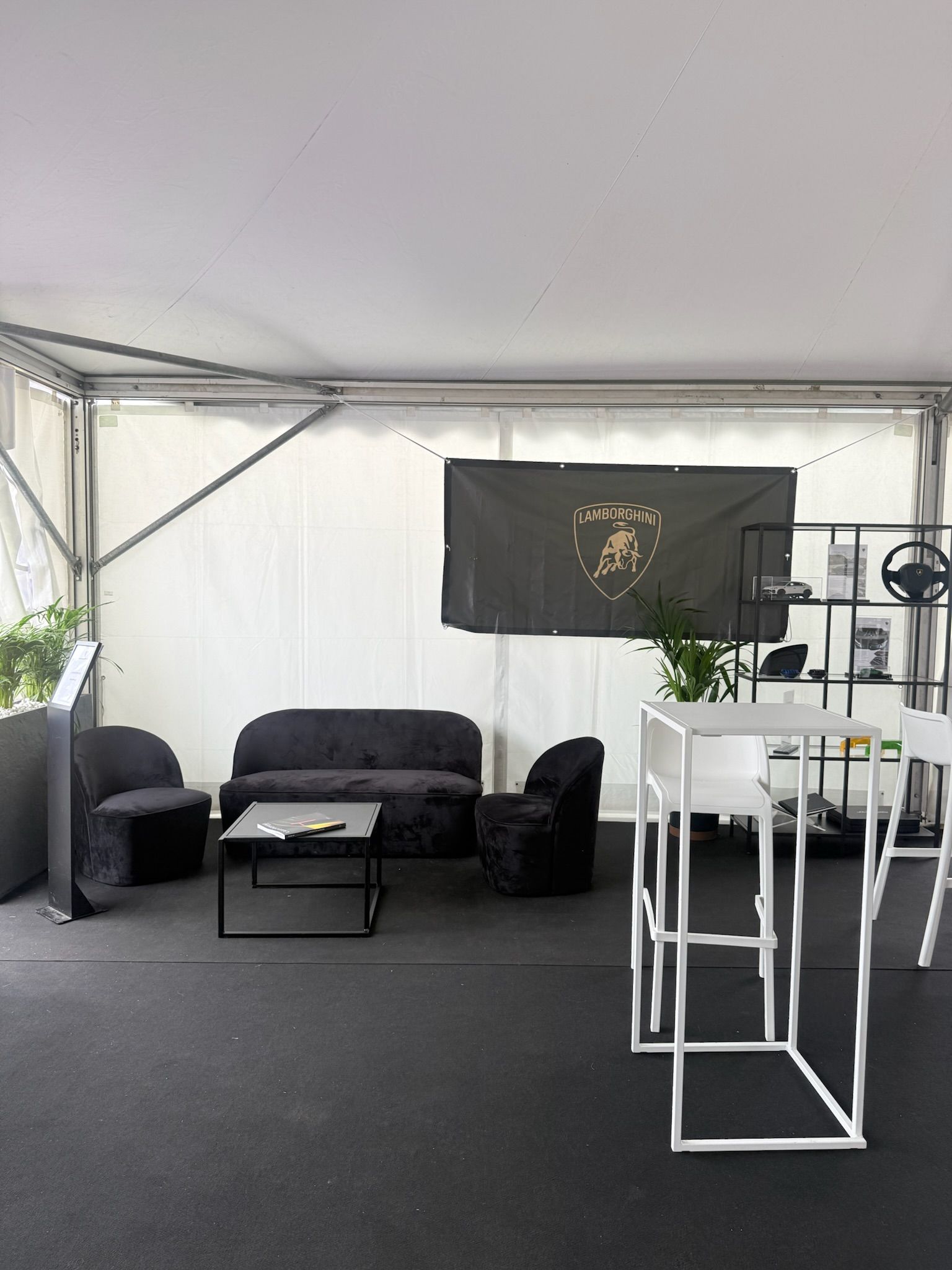 500 Ferrari, stand Lamborghini avec mobilier, décoration et aménagement événementiel haut de gamme.