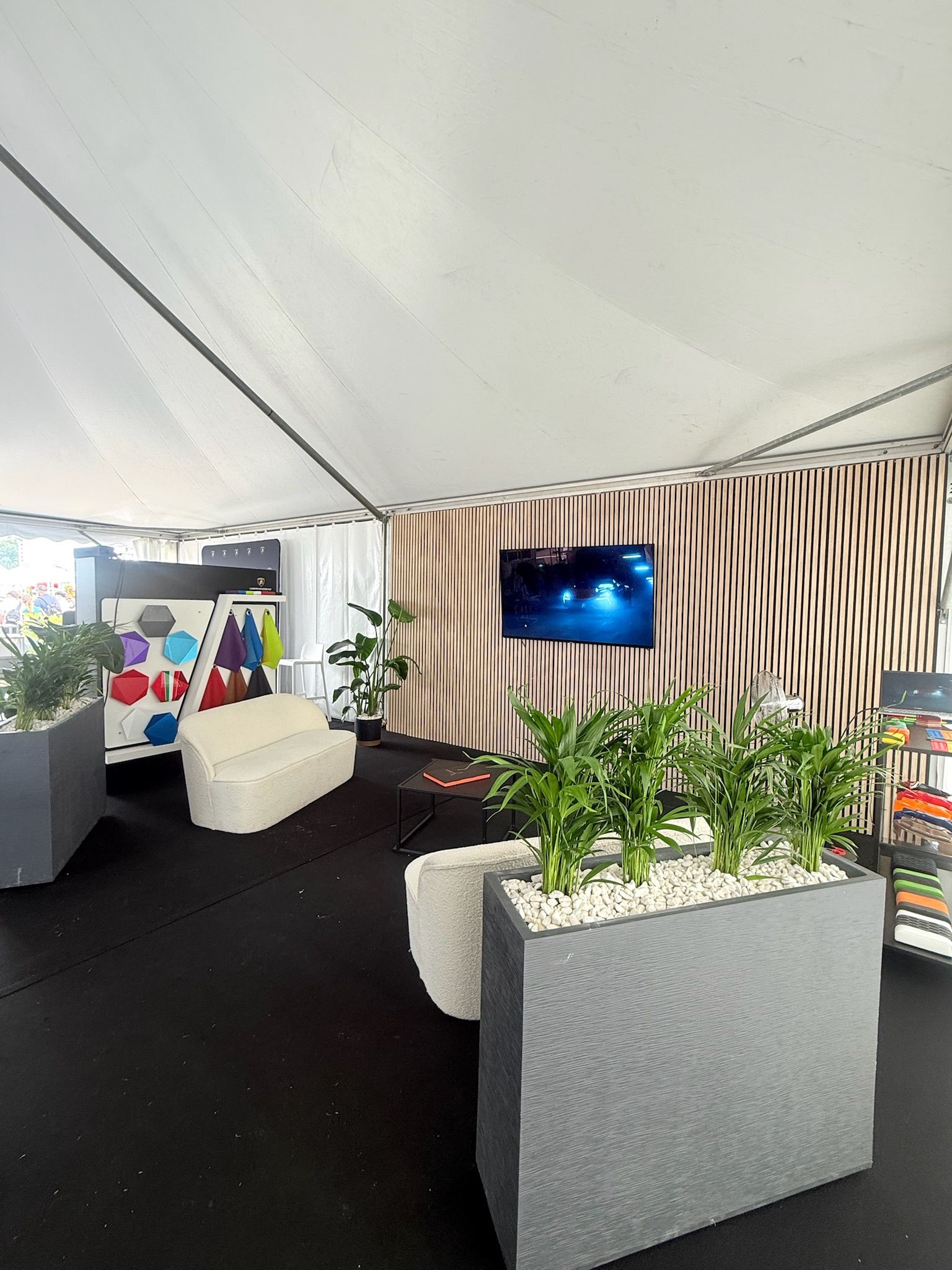 500 Ferrari stand Lamborghini avec mobilier, décoration et aménagement événementiel haut de gamme.