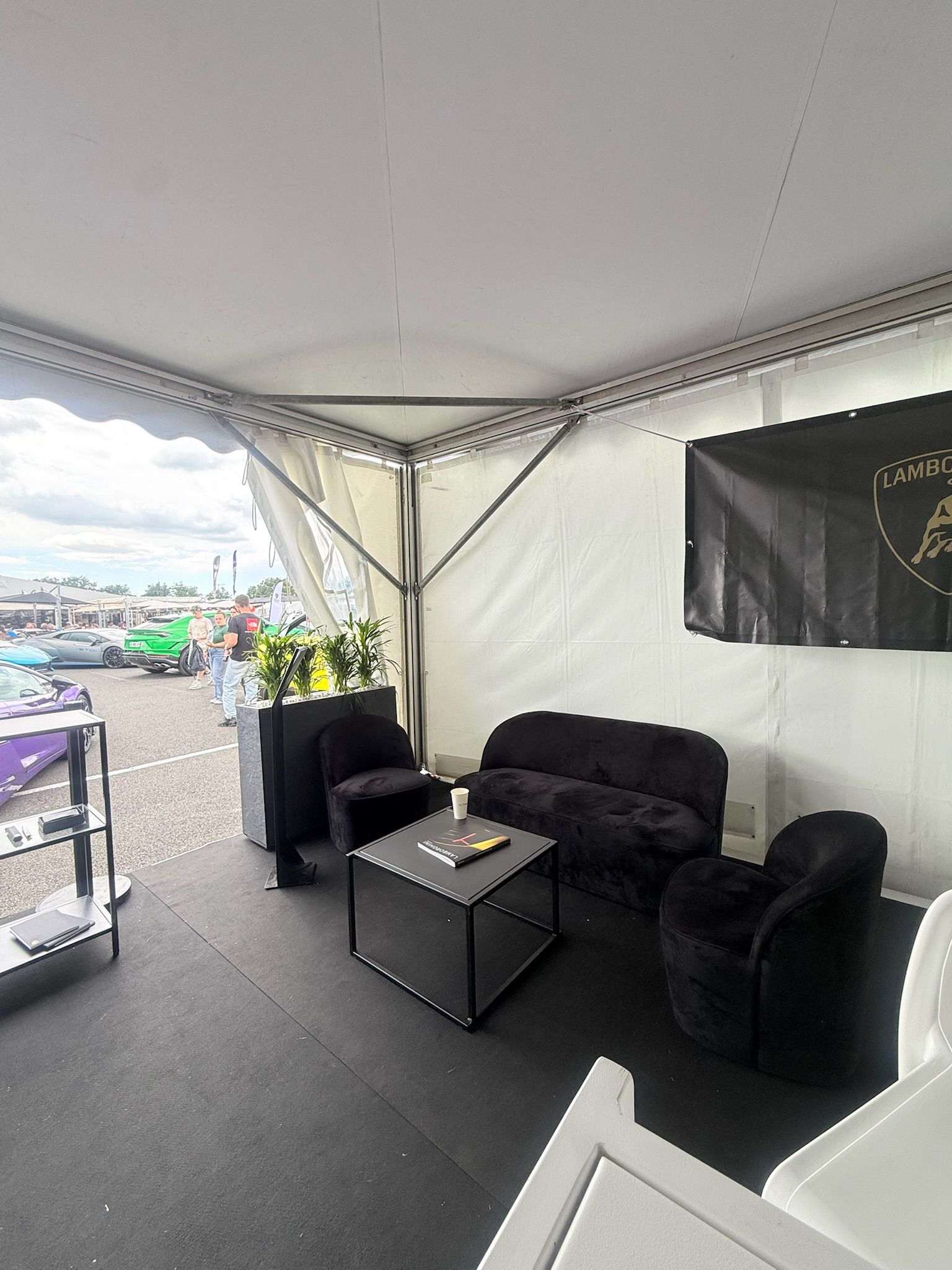 500 Ferrari, stand Lamborghini avec mobilier, décoration et aménagement événementiel haut de gamme.