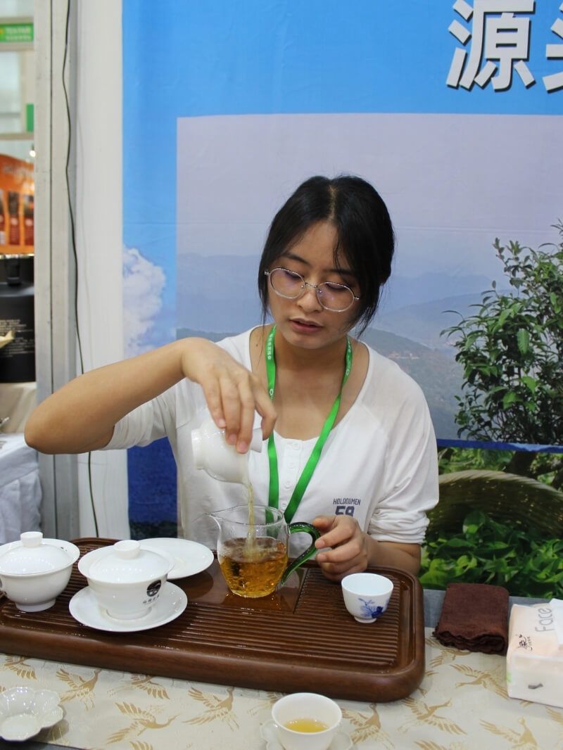 Li Furong pouring red tea from a gaiwan.