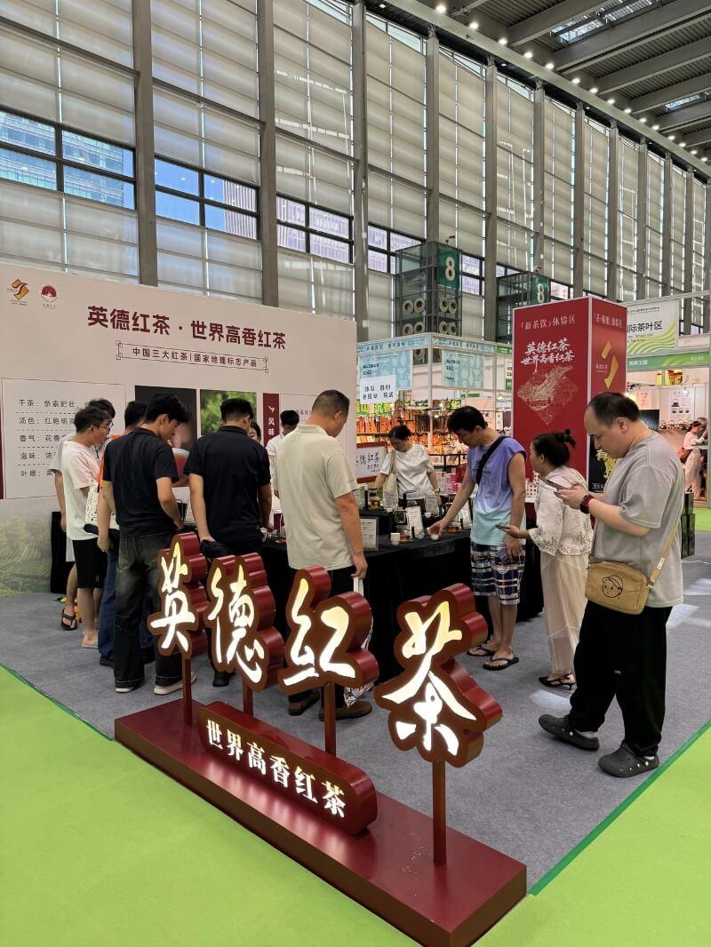 A crowd at the self-serve Yingde tea booth.