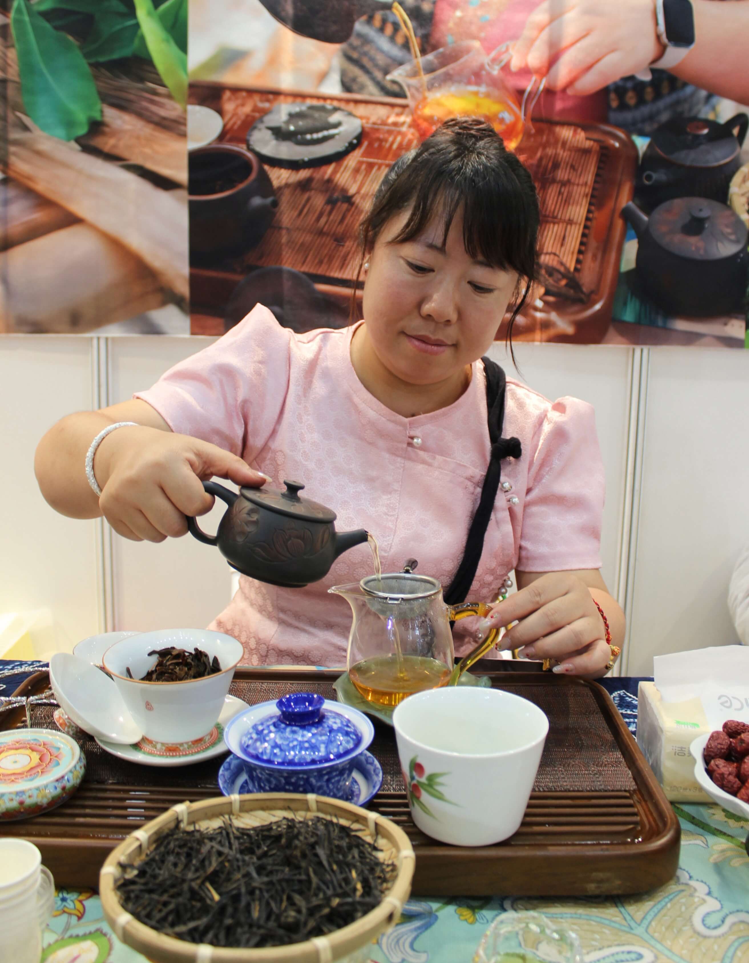 Fu Yuanyuan pouring tea from a teapot.