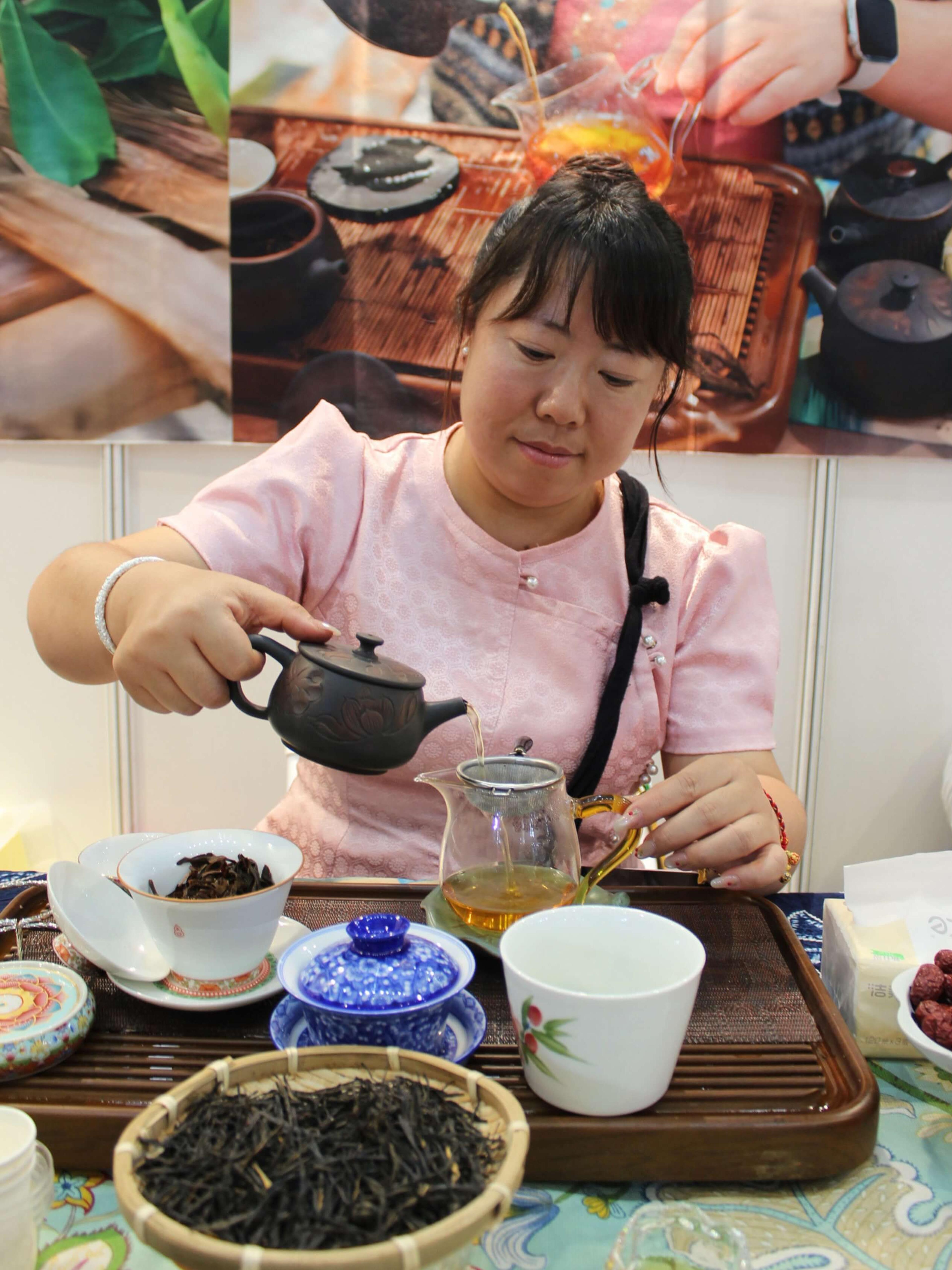 Fu Yuanyuan pouring tea from a teapot.