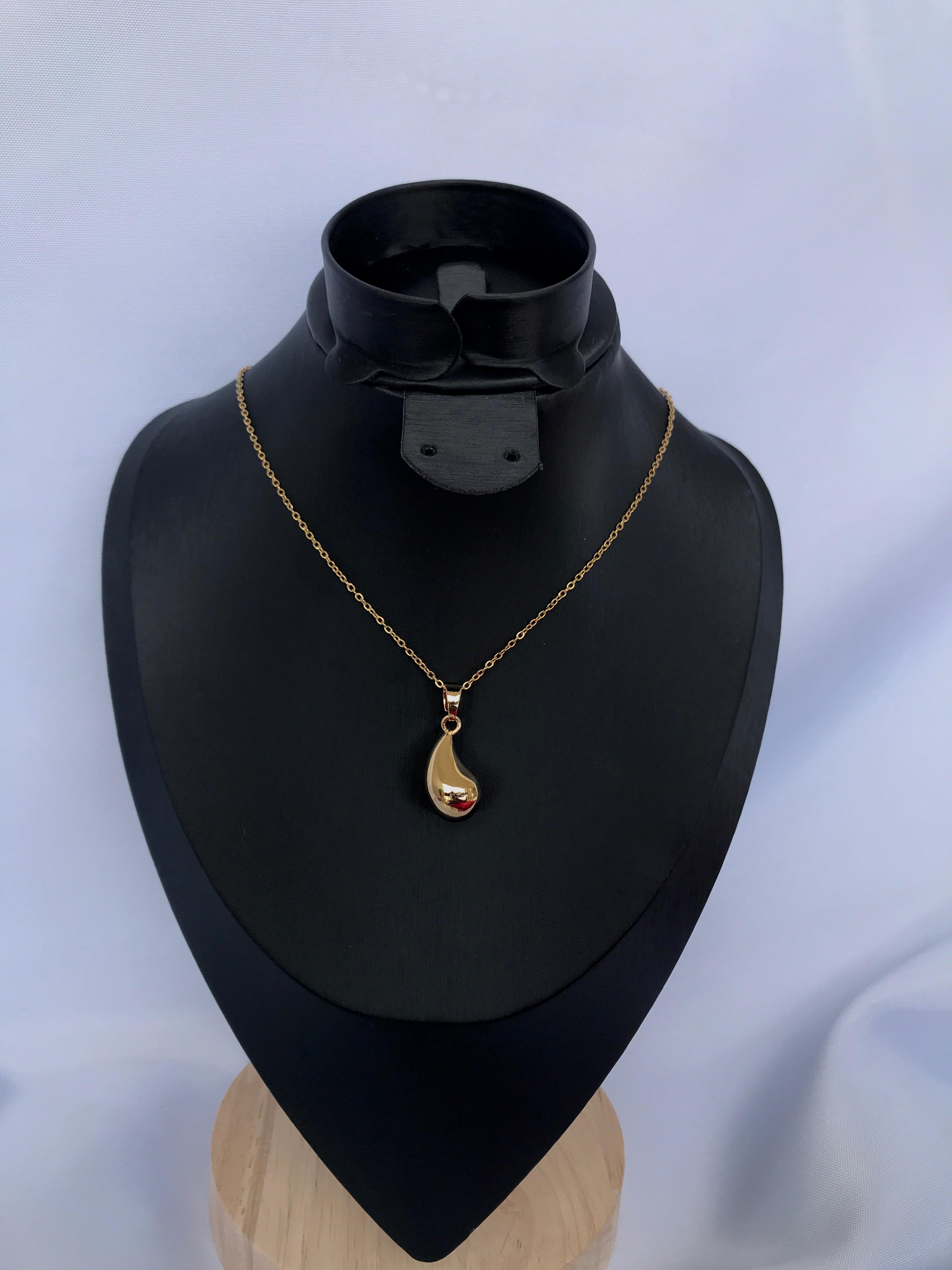 Teardrop pendant necklace 