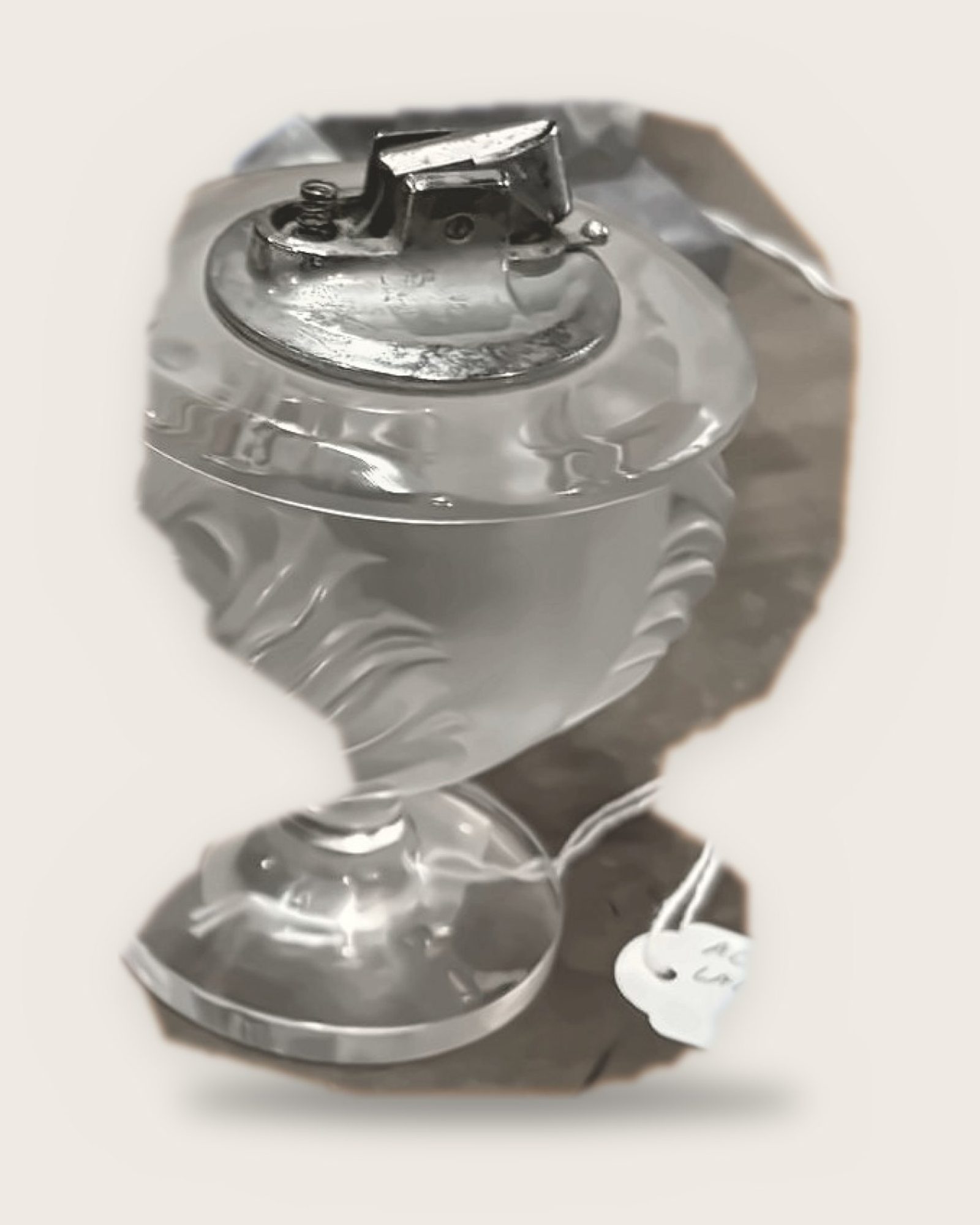 Accendino da tavolo Lalique con base a calice satinata