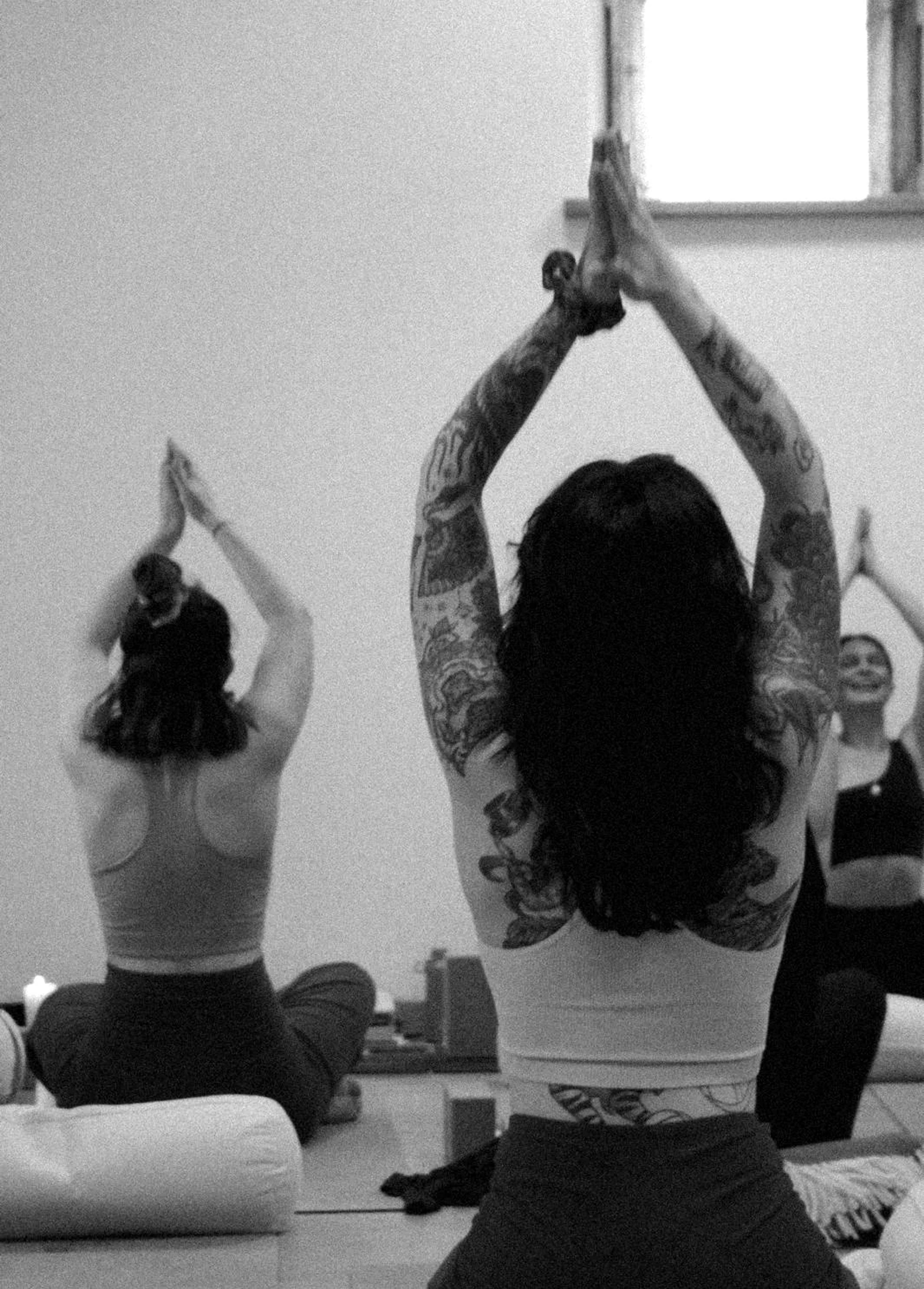 Be Retreat Yoga - Stretch - Black and White