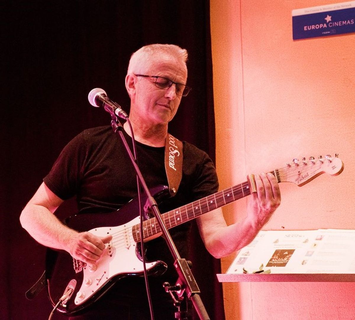 Ole spiller guitar