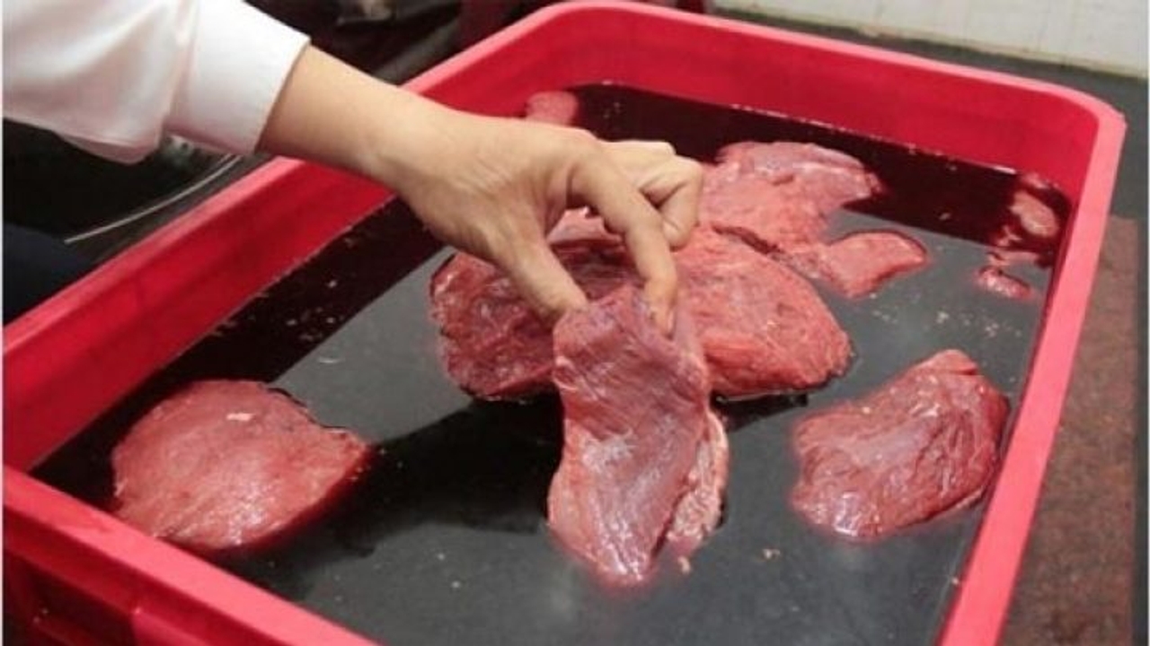 thit bò giả làm từ thịt heo nhúng hóa chất
