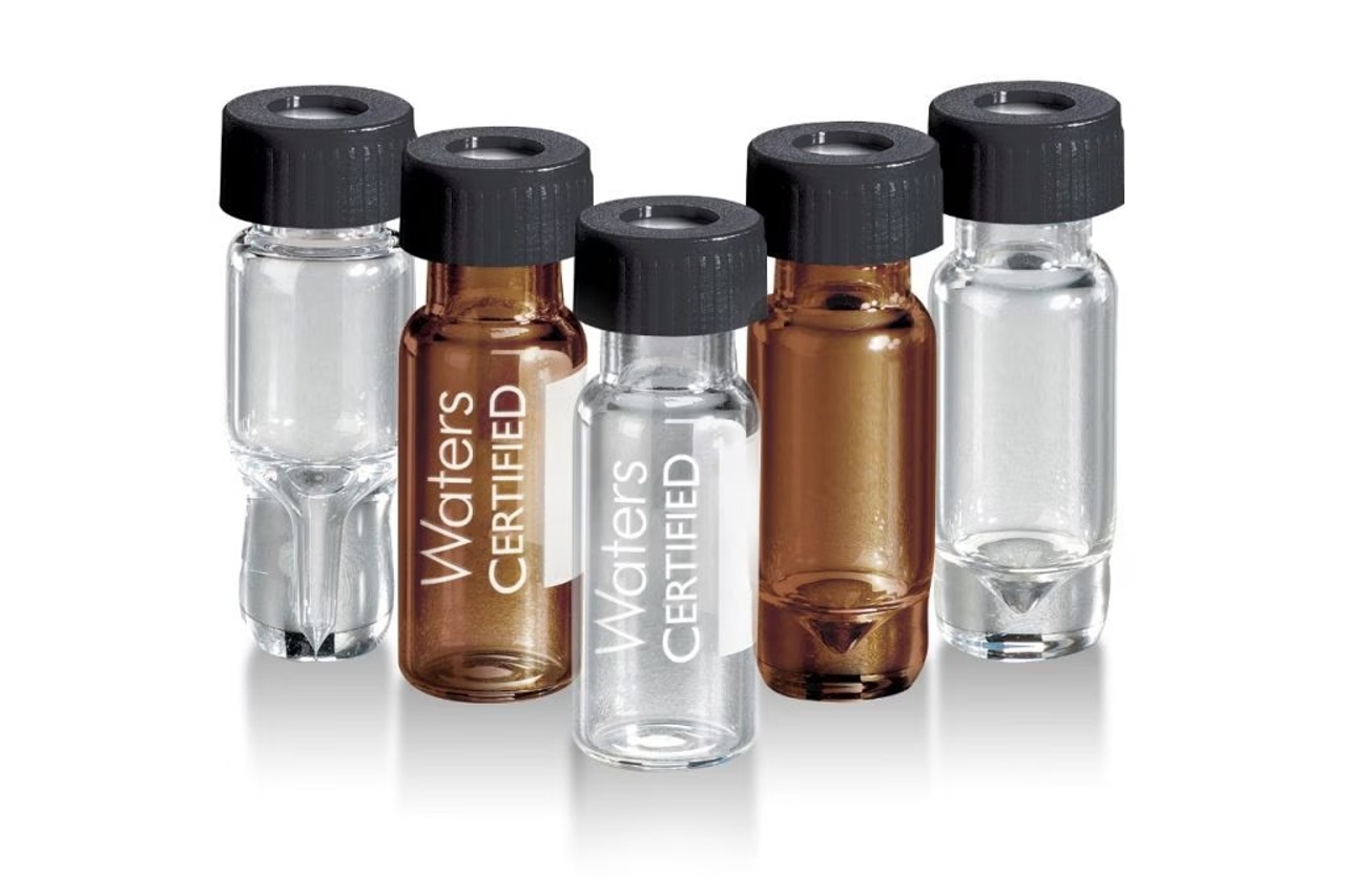 Các pic quan sát được đại diện cho mẫu, không phải cho lọ. Lọ mẫu TruView LCMS Certified của Waters.