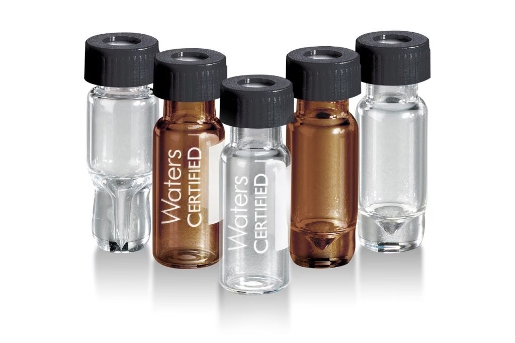 Các pic quan sát được đại diện cho mẫu, không phải cho lọ. Lọ mẫu TruView LCMS Certified của Waters.