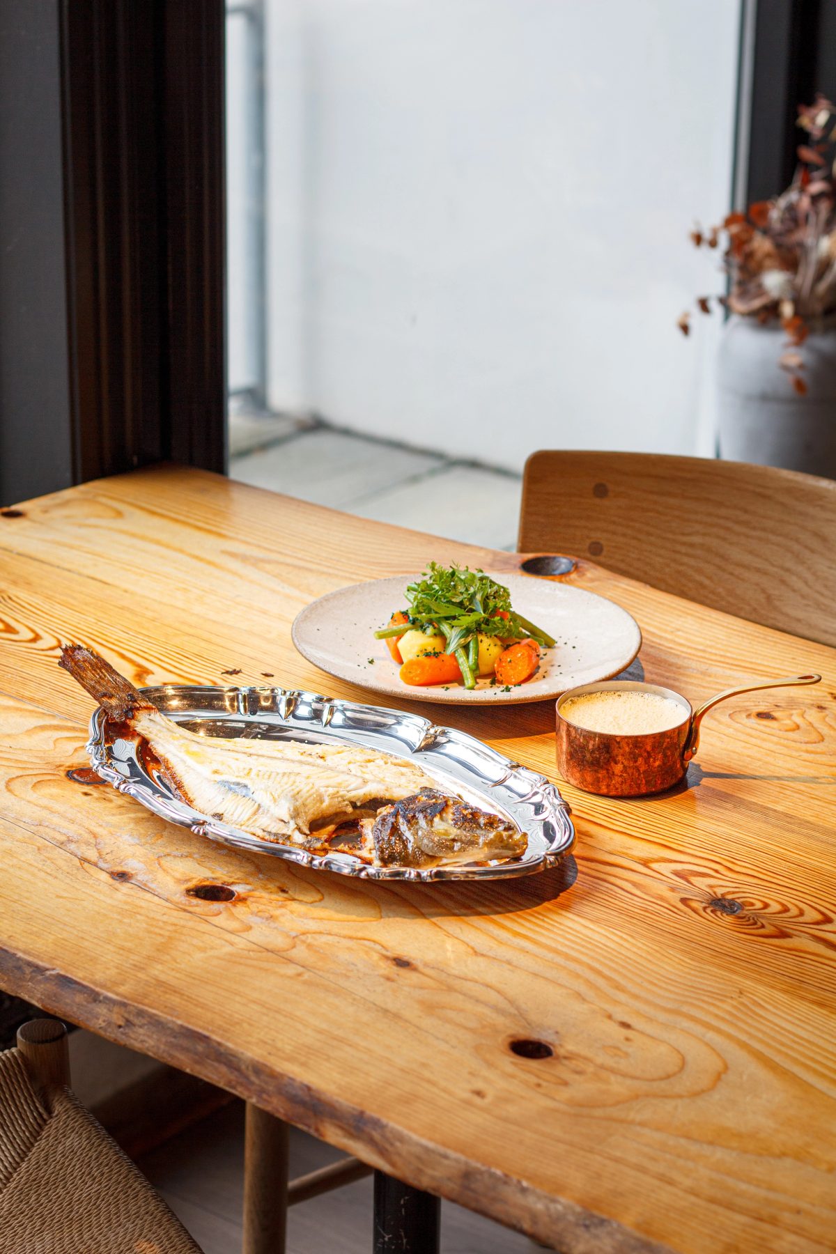 Lunsj — hel stekt fisk på fat