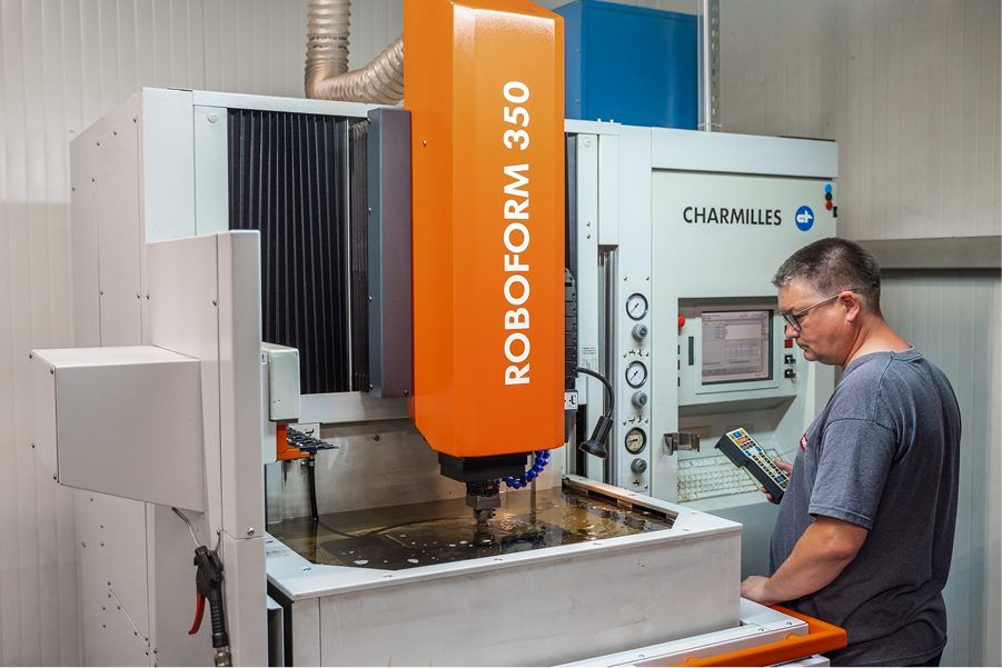 Operator przy drążarce elektroerozyjnej Charmilles Roboform 350 — Czeluśnica