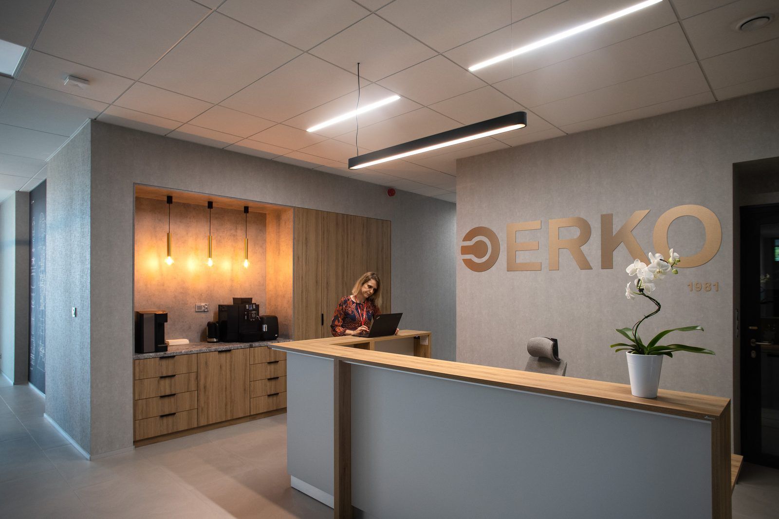 Lobby z logo ERKO