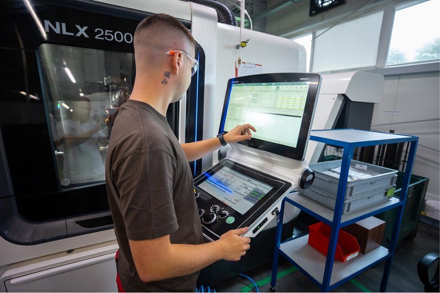 Operator przy tokarce CNC DMG Mori NLX 2500 — Czeluśnica