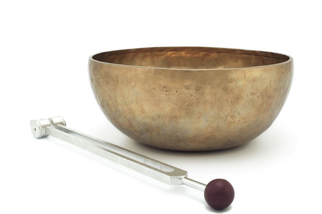 Sound Bath Guide: How Immersive Sound Supports Relaxation and Wellbeing — holistic health