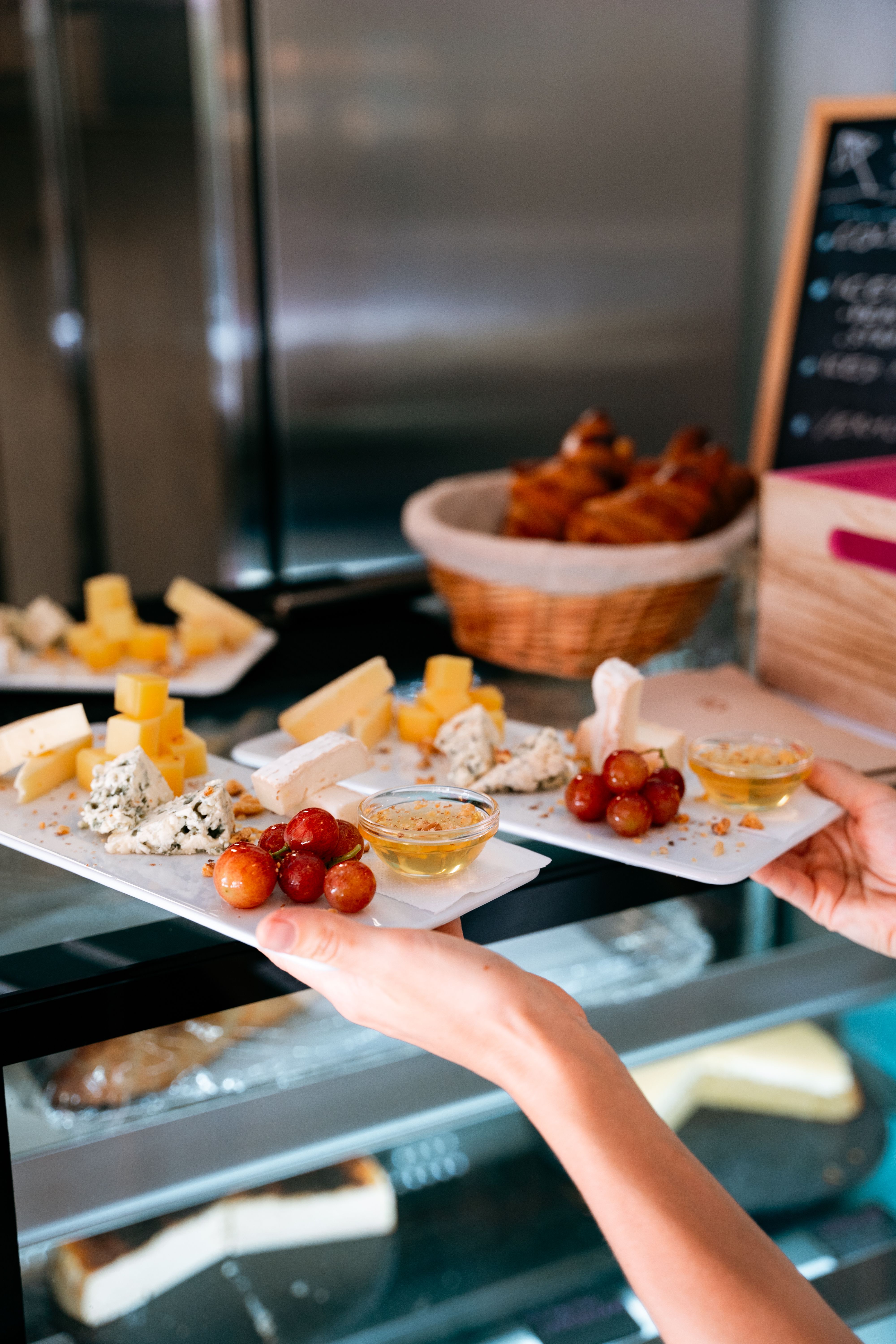 Maryna Riepnova events sip & paint