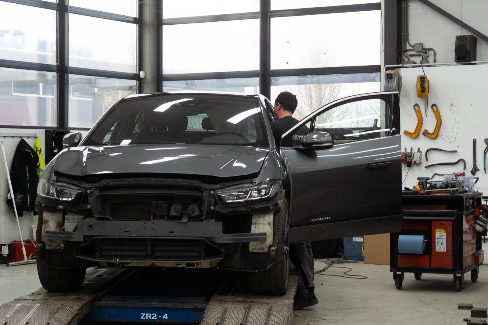Koelewijn Autoschade aan het werk