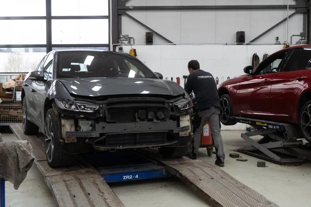 Koelewijn Autoschade aan het werk
