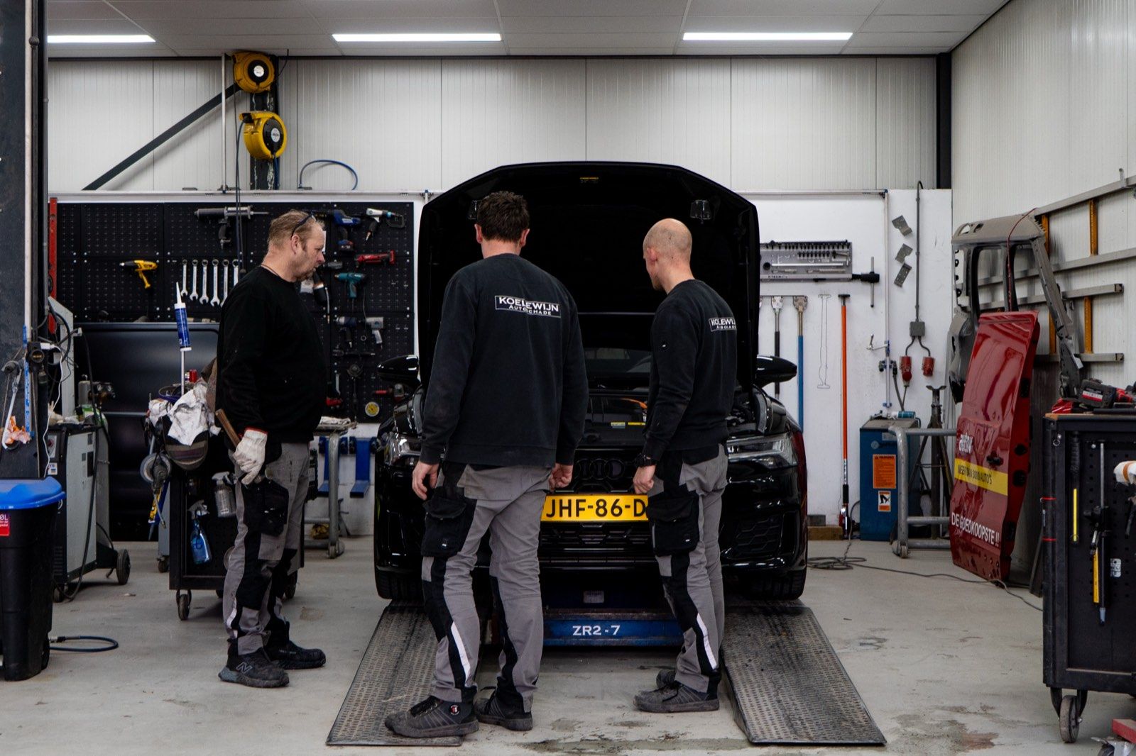 Koelewijn Autoschade aan het werk