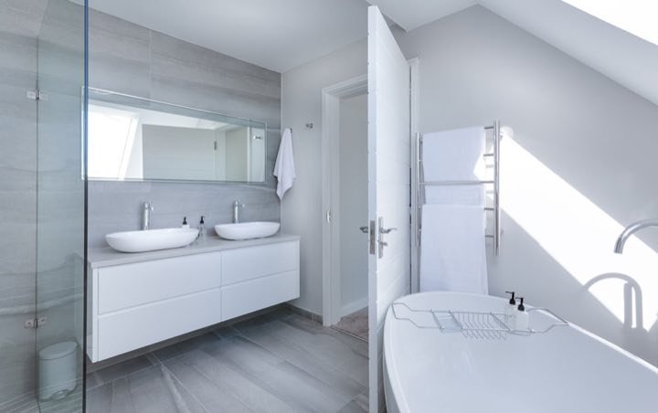 Modernes Bad mit freistehender Wanne