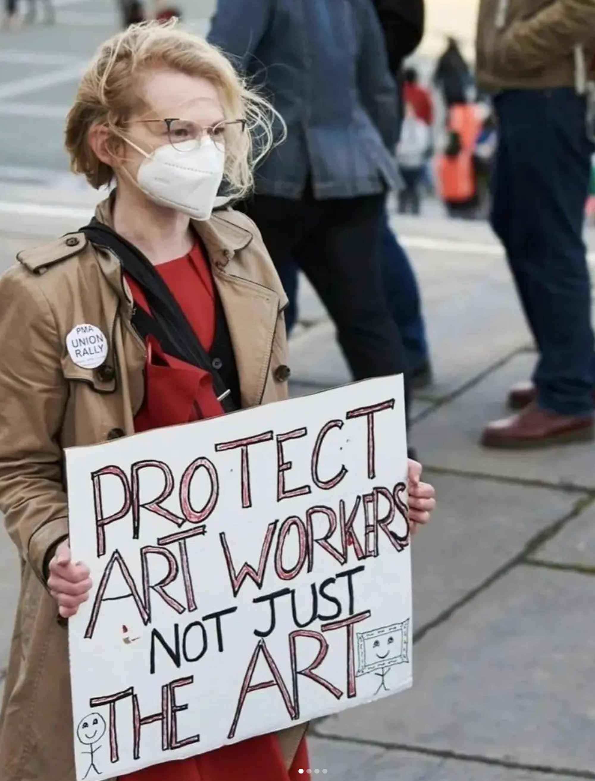 Philadelphia Museum of Art worker on strike. Courtesy @augustineodonoghue.