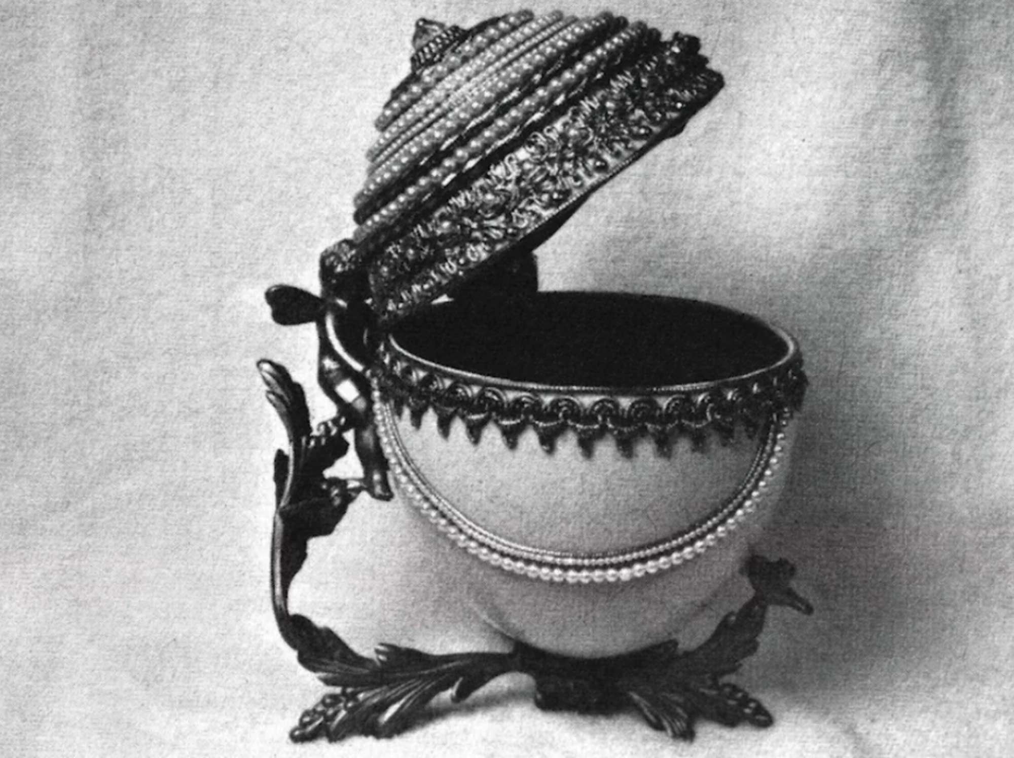 Decorative egg in 'Neighboring Animals'.
